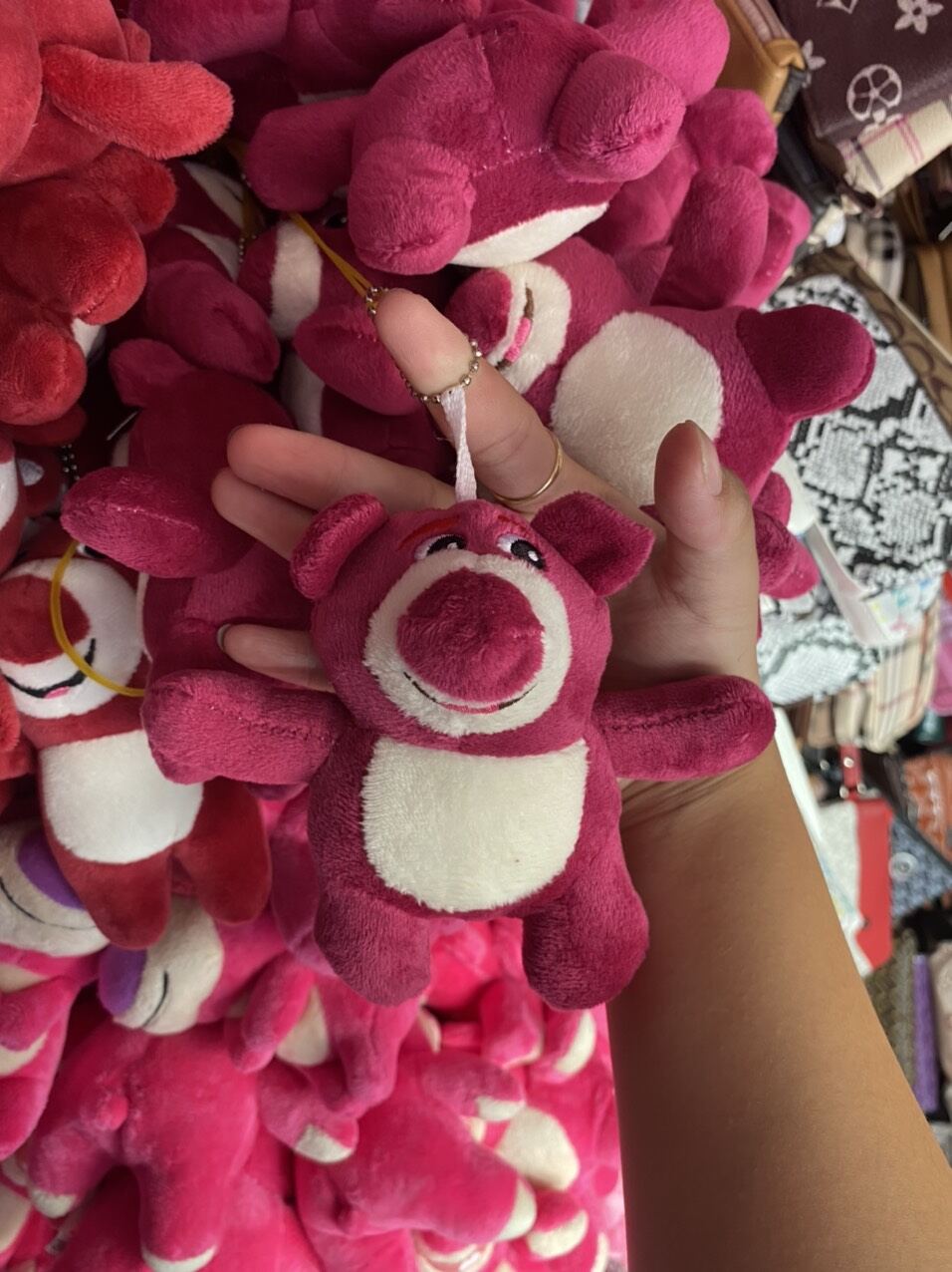 (Hcm) Móc khoá gấu dâu, móc balo, móc cặp cute