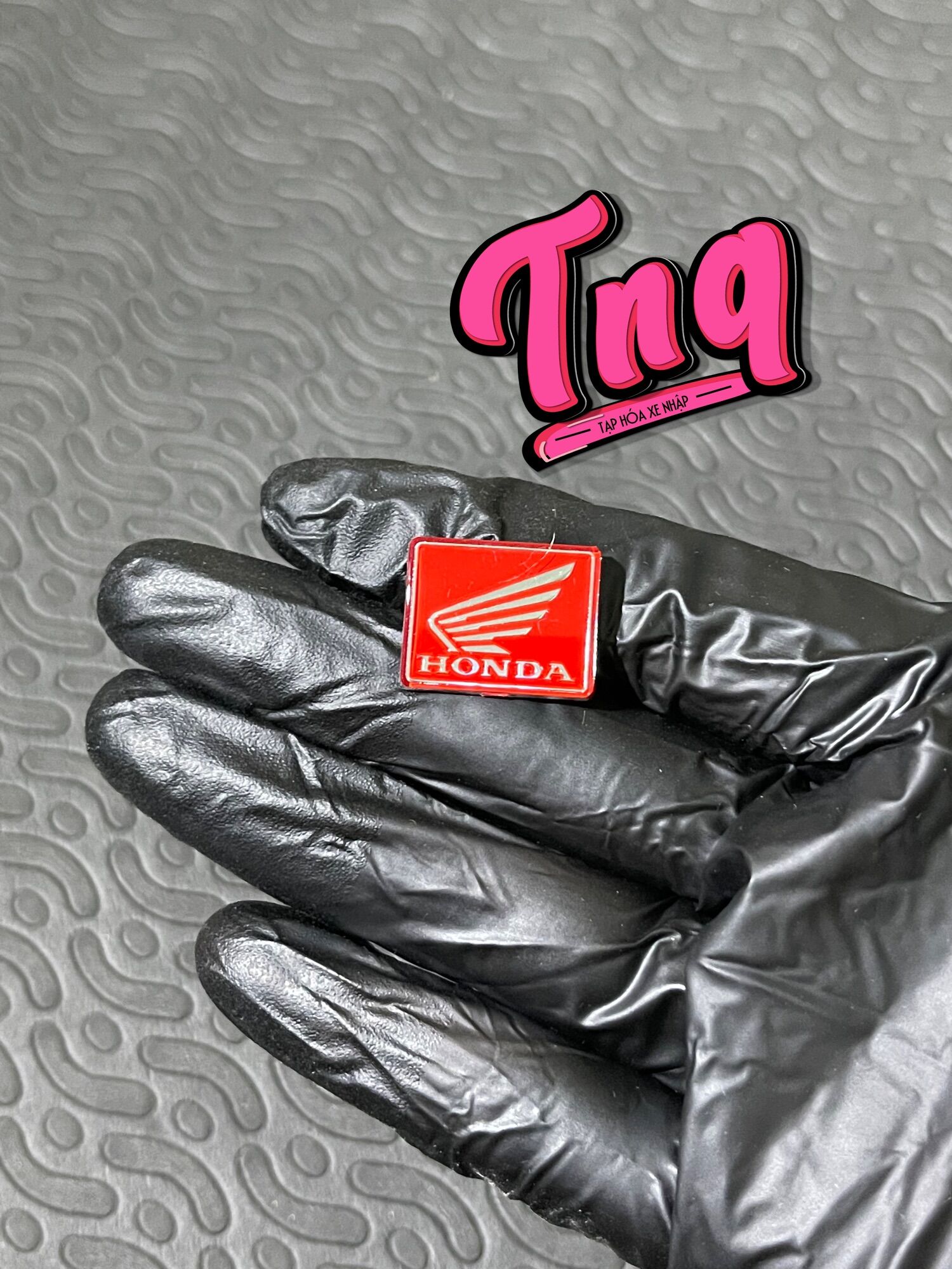 Tem logo cánh chim màu đỏ dán bợ cổ các dòng xe