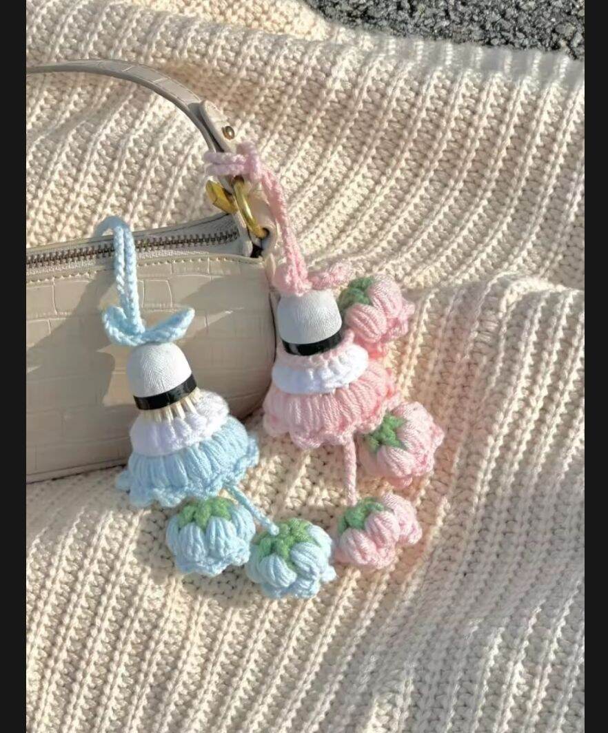Móc cầu lông phối hoa linh lan bằng len handmade hot trend mẫu
