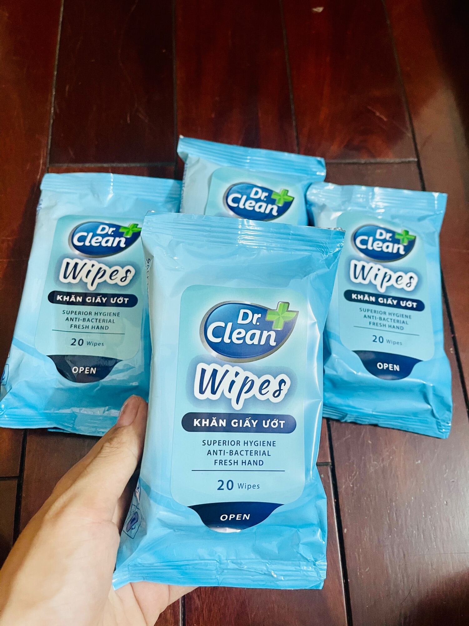 Khăn giấy ướt cầm tay dr.clean wipes 20 tờ không mùi