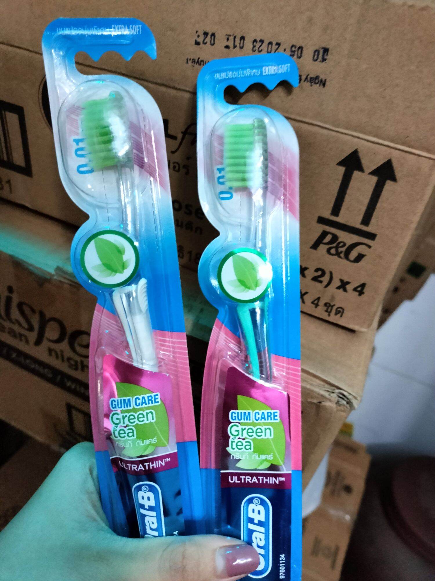 Bàn chải Oral-B tinh chất Trà Xanh/Trà Đen