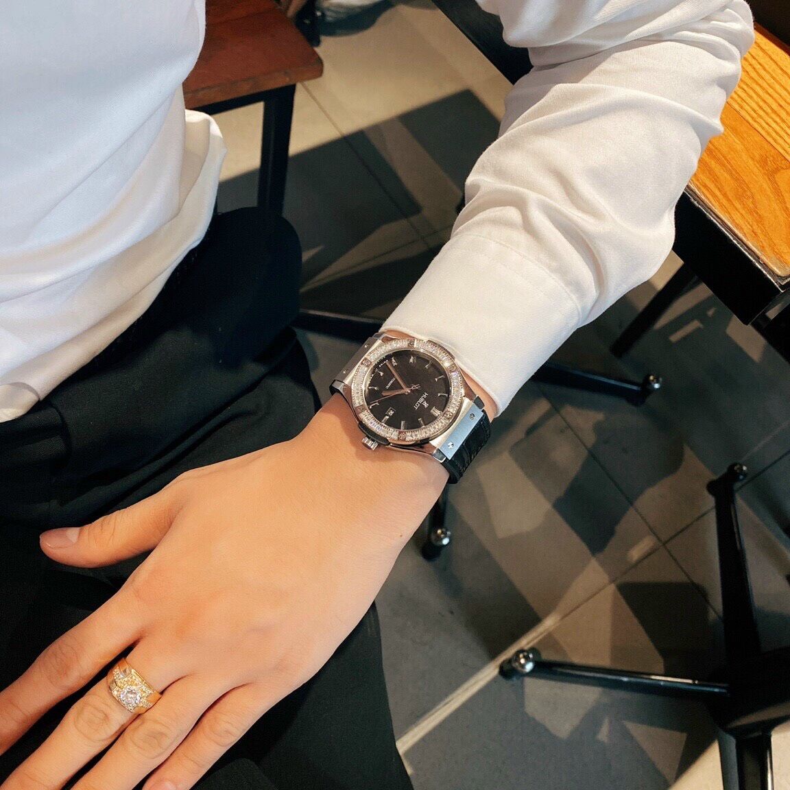 Đồng hồ nam Hublot viền đá size 42mm