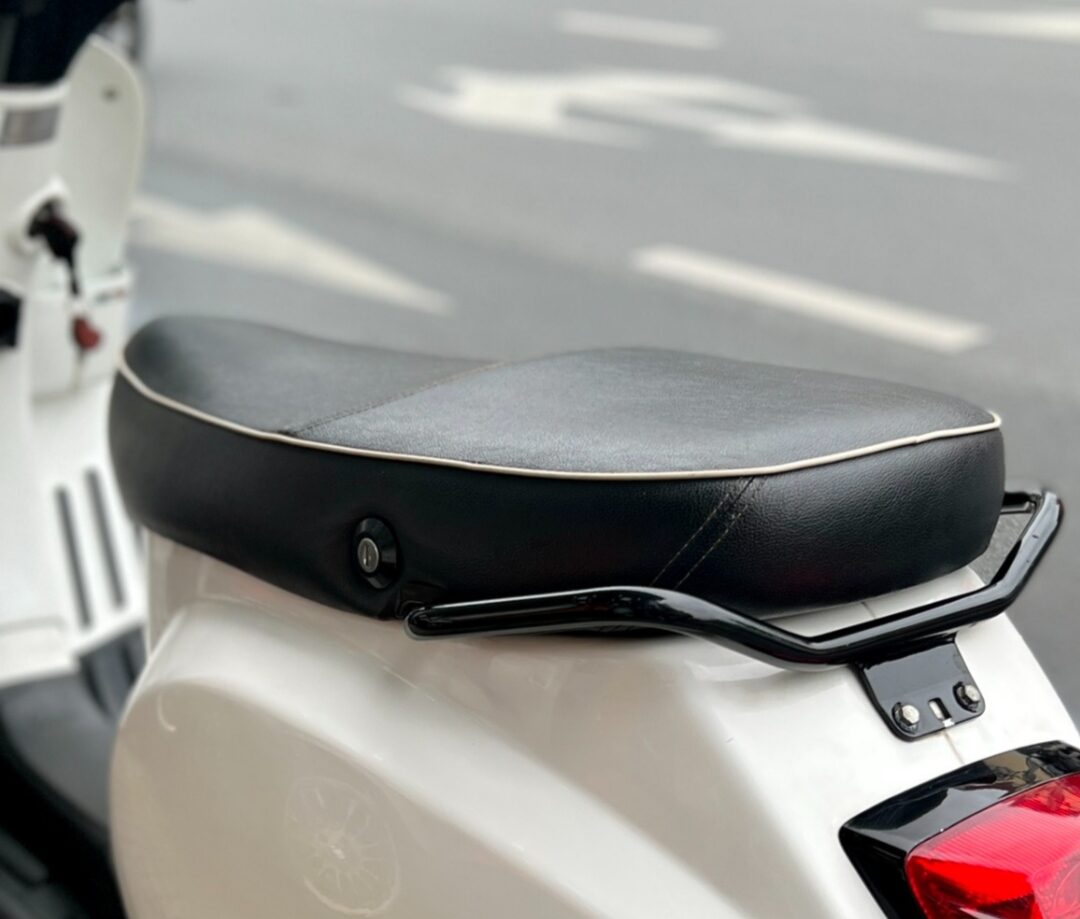 Da yên xe Vespa S viền trắng, đỏ