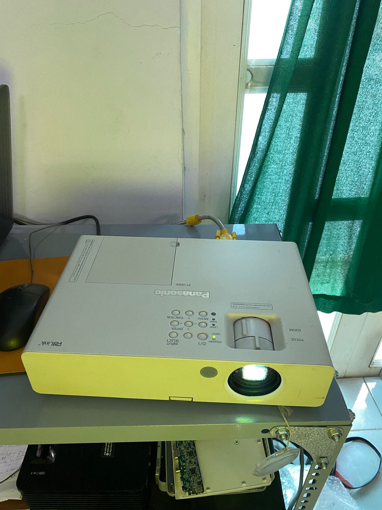 Máy chiếu 100in đẹp Panasonic PT-LB3