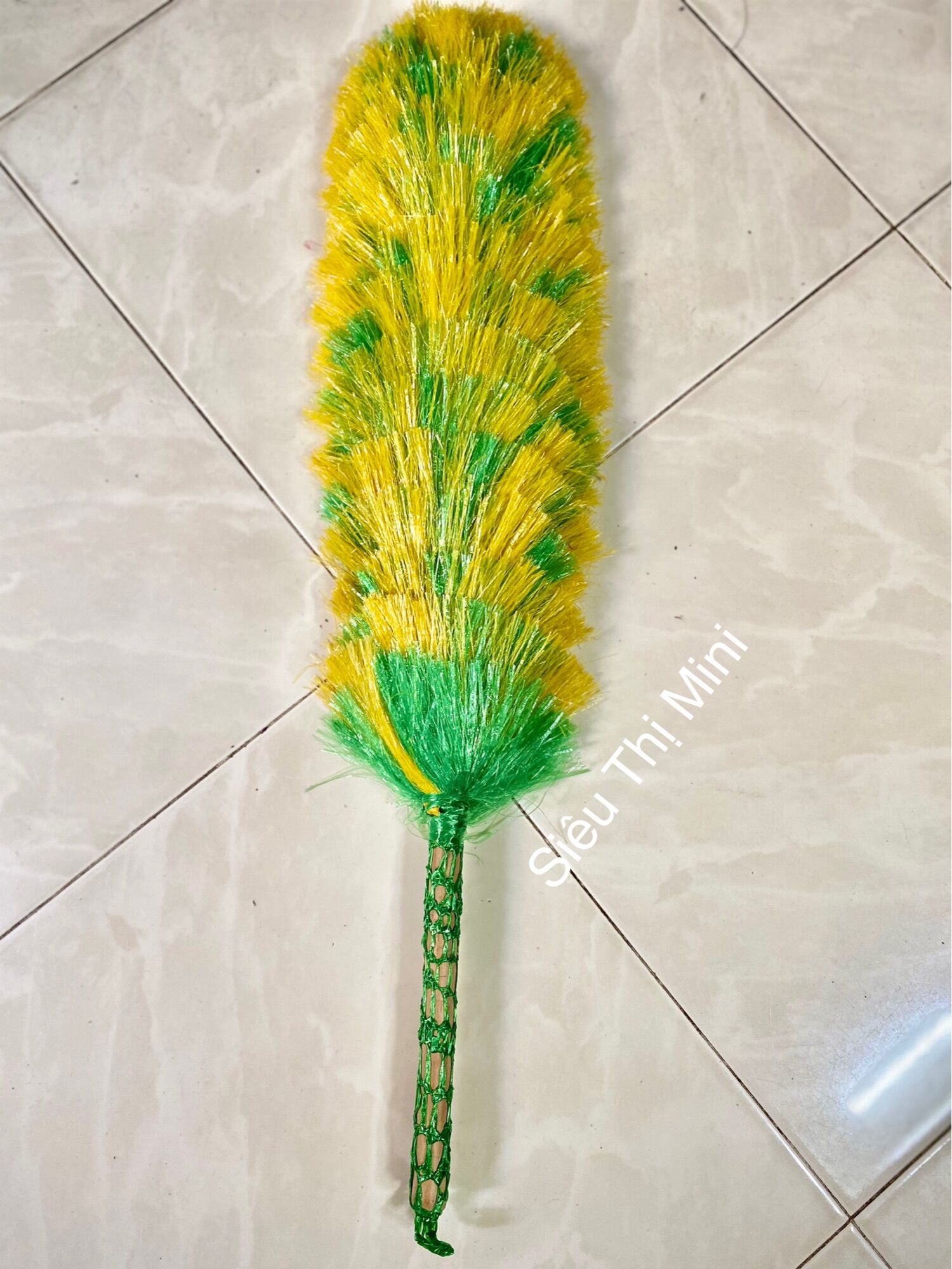 Chổi cước quét bụi nilông, dài 66cm, cán mây & cán trúc, màu ngẫu nhiên
