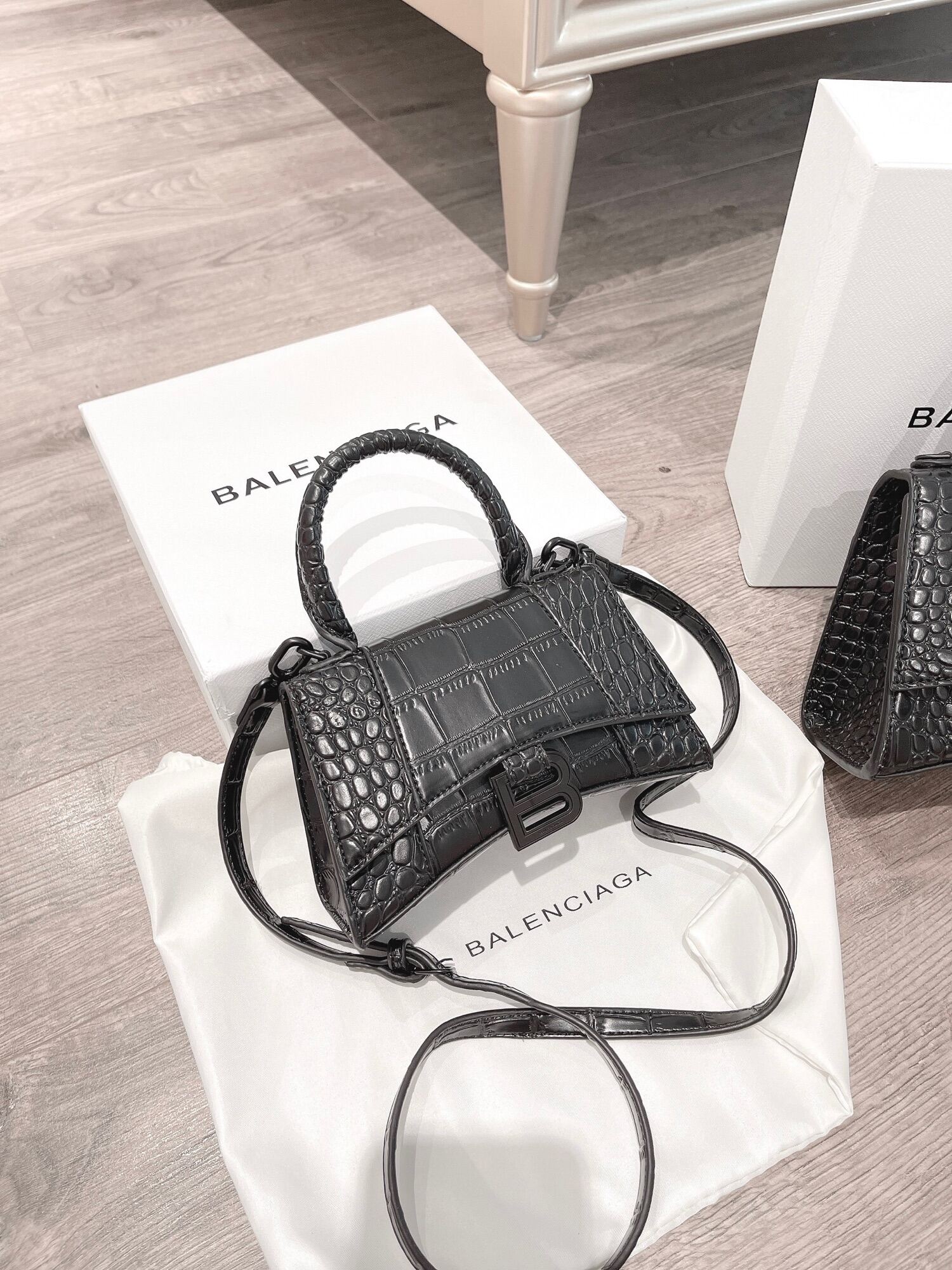 Túi Balenciaga Hourglass 30000000 available to order 𝐁𝐥𝐚𝐧𝐤  𝐑𝐨𝐨𝐦  𝐬𝐩𝐞𝐜𝐢𝐦𝐞𝐧 𝟎𝟑 AUTHENTIC ONLY Located in Hà Nội   Instagram