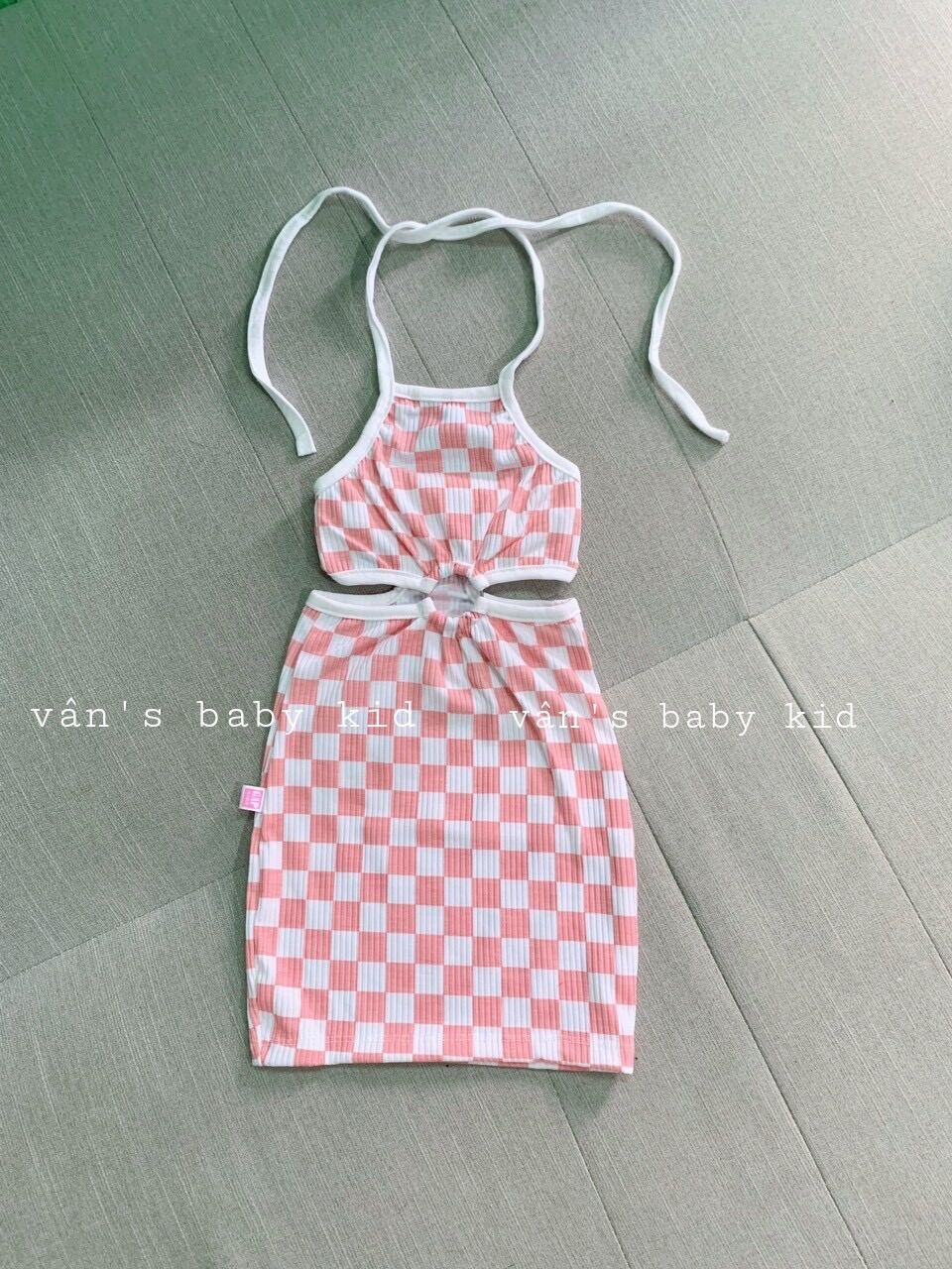 Đầm body caro cổ yếm cho bé gái