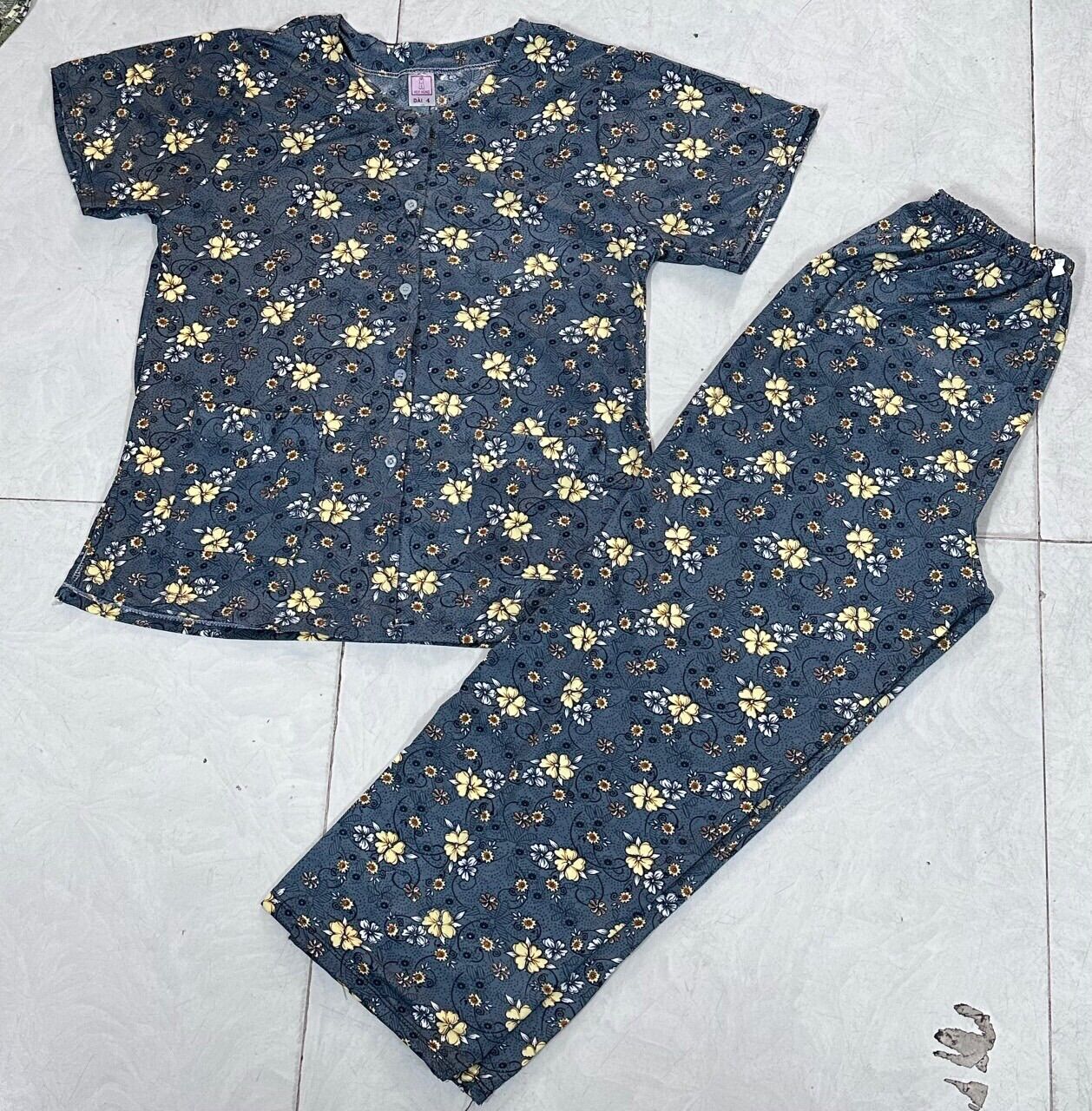 Bộ bà ba bà già 2 túi áo , tay ngắn vải thun lạnh, Kiểu dáng cổ tròn gài nút áo có hai túi trước