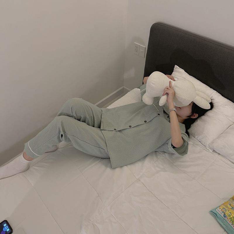 Sét bộ pyjama kẻ tay cộc quần dài.