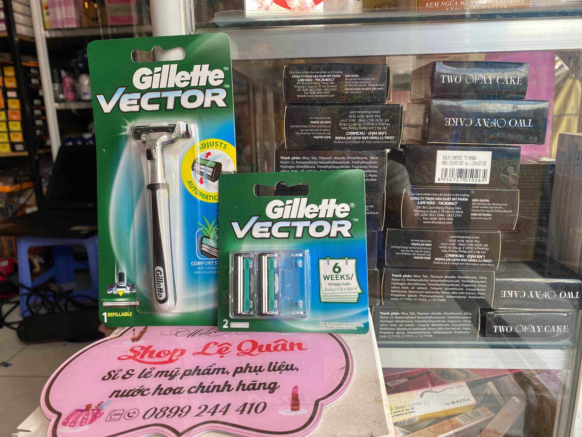 Bộ cán kèm kèm lưỡi cạo và 2 lưỡi dao cạo Gillette Vector