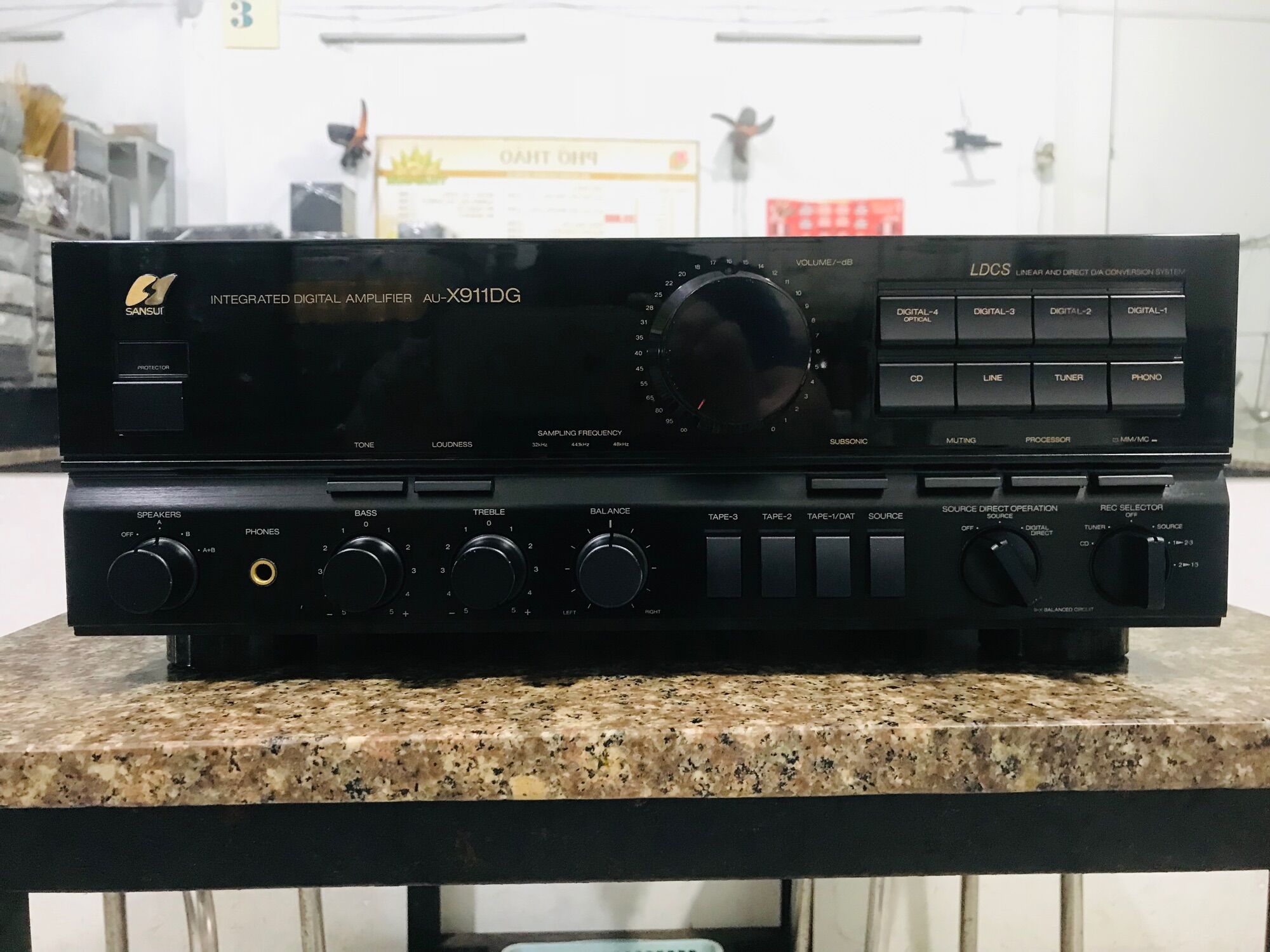 Amply Sansui AU-X911DG hàng xuất Châu Âu 4 dòng điện công xuất 560w máy chạy 8 sò than zin mới đẹp âm thanh rất hay.