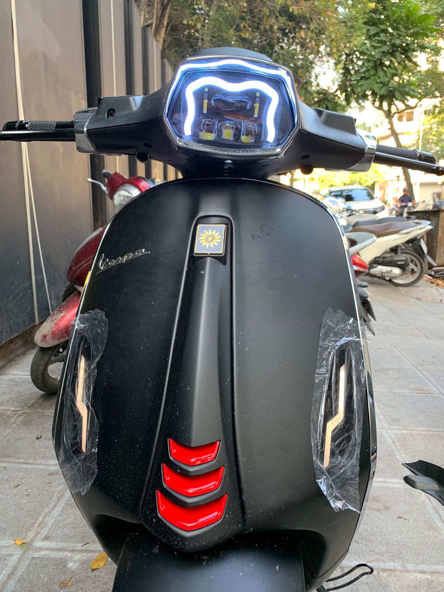 Đèn pha led chữ M cho vespa sprint