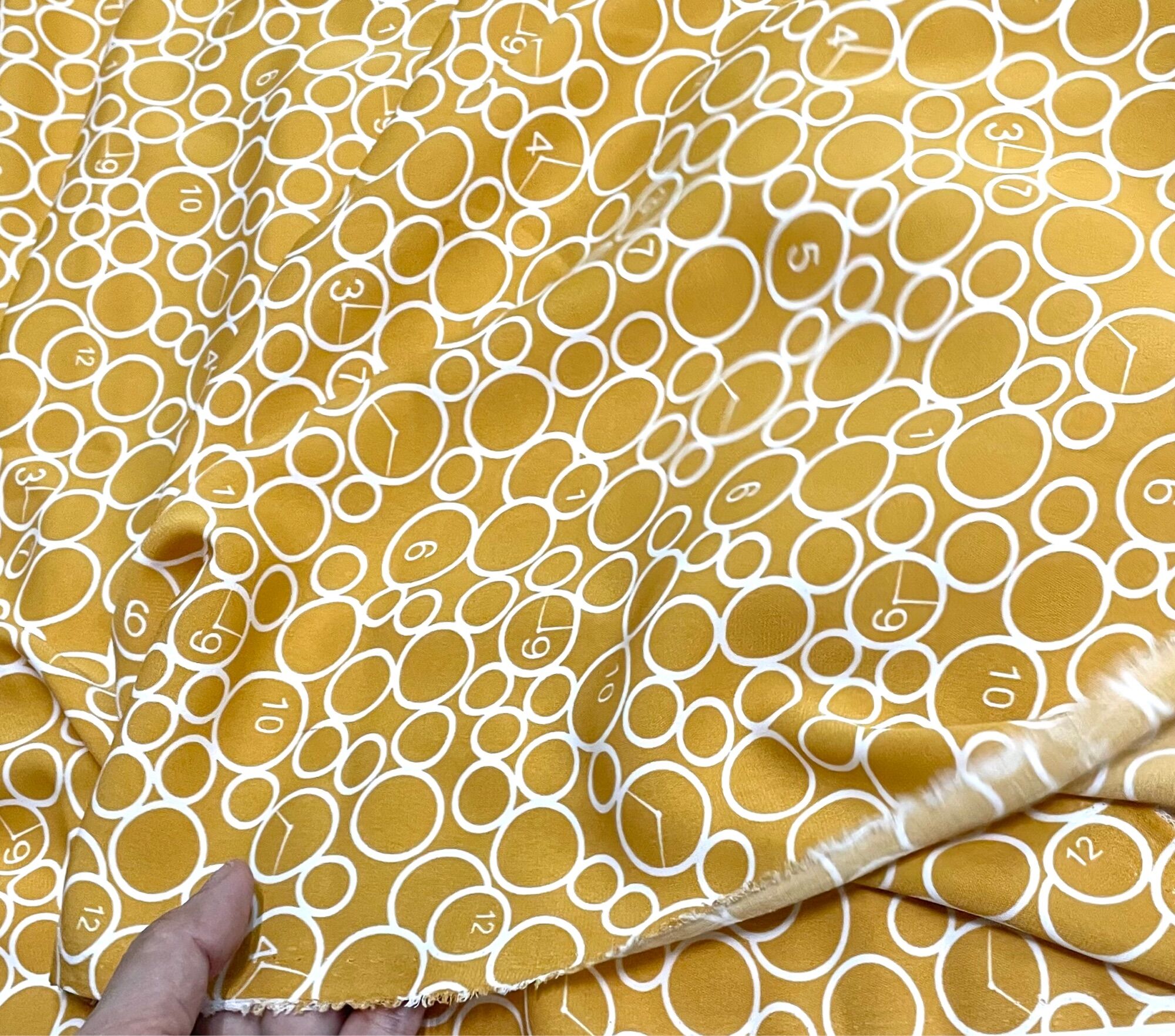 1,6m lụa mango hoạ tiết trắng nền vàng - mềm mượt, rũ, mát, co giãn