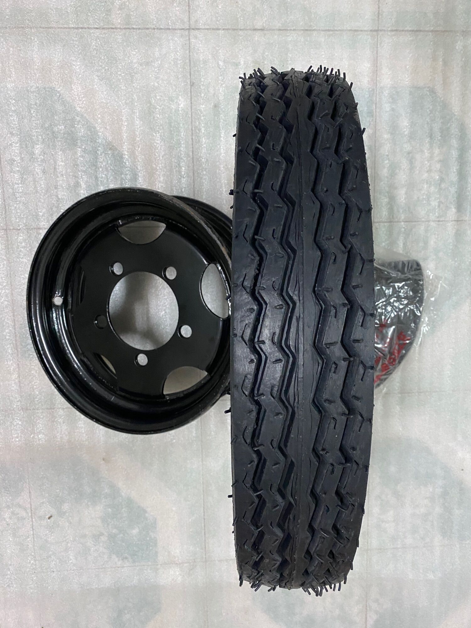 Bánh xe 450-12 gai dọc lazang 5 lỗ bao gồm 1 lốp,1 săm,1 lazang 5 lỗ.lốp 12pr.lazang tim lỗ đo vuông 8cm.đo chéo 13,5cm