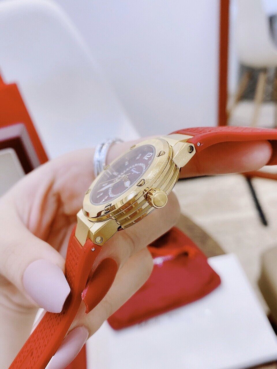 Đồng hồ nữ Ferragamo bản màu đỏ vành trơn