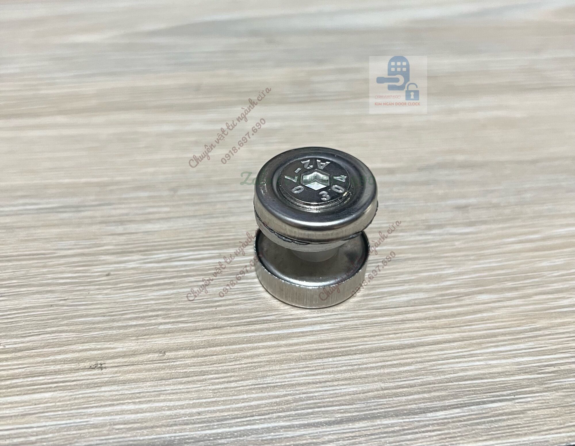 1 con Ốc kính tay trụ cầu thang lan cang