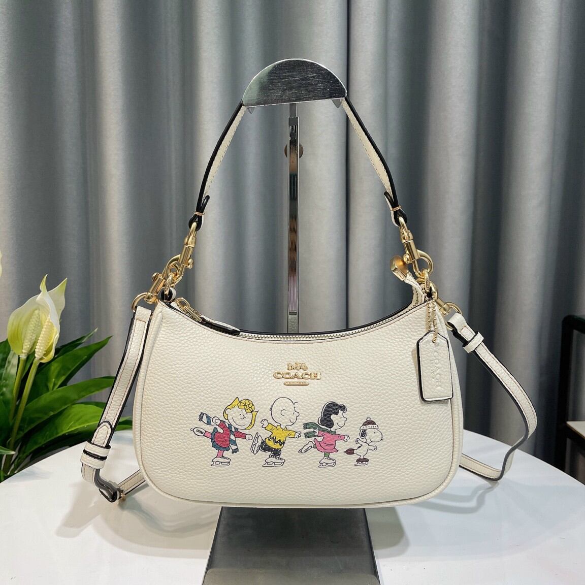 Coach X Peanuts Teri Shoulder kẹp nách sang chảnh