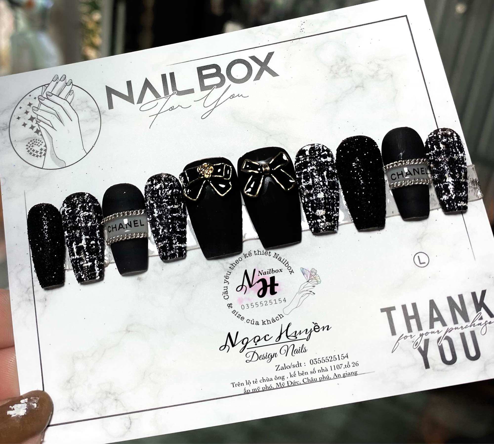 Móng úp Nailbox màu đen lì gắn nơ sang chảnh