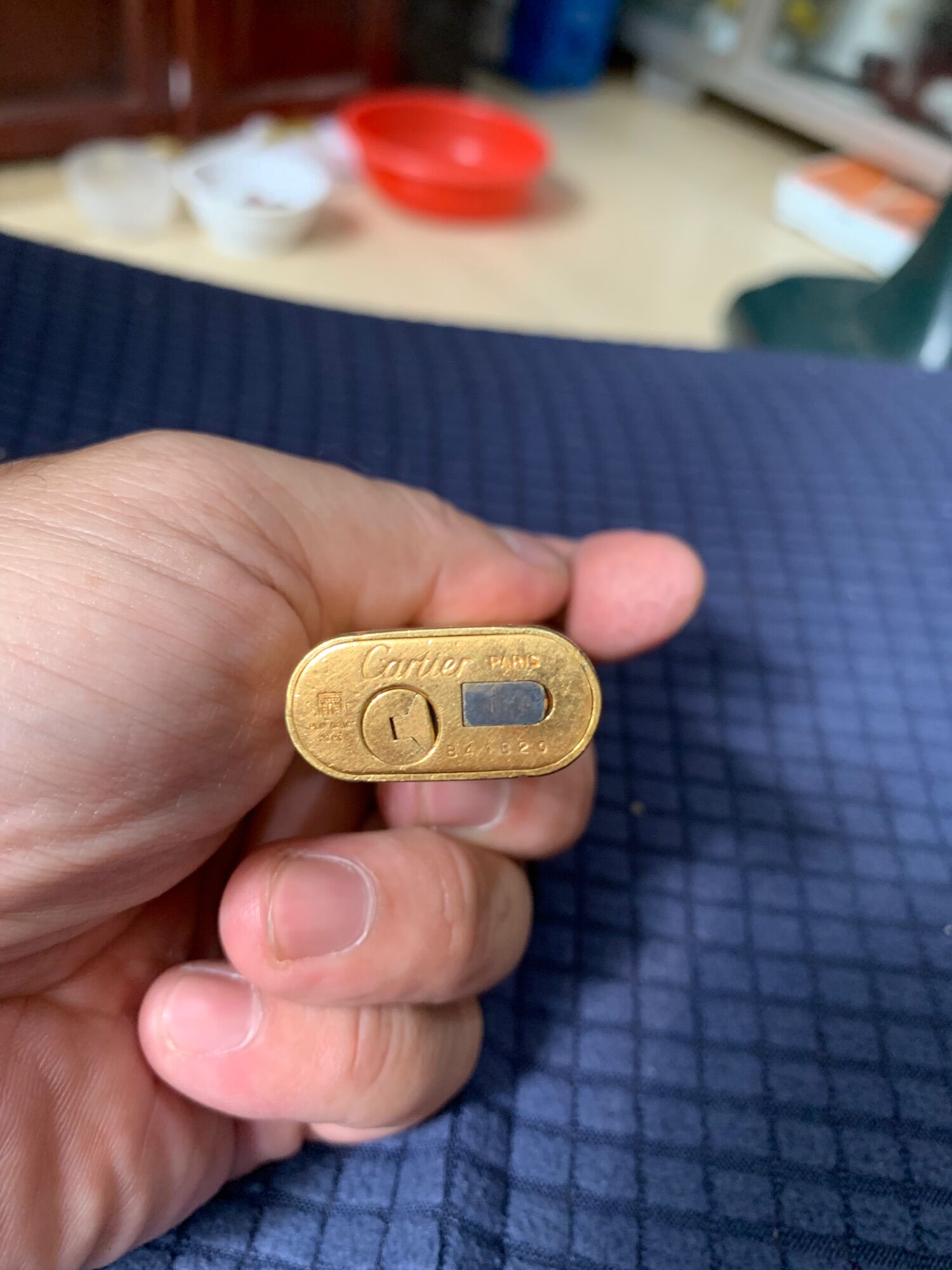 Bật lửa Cartier mạ vàng.