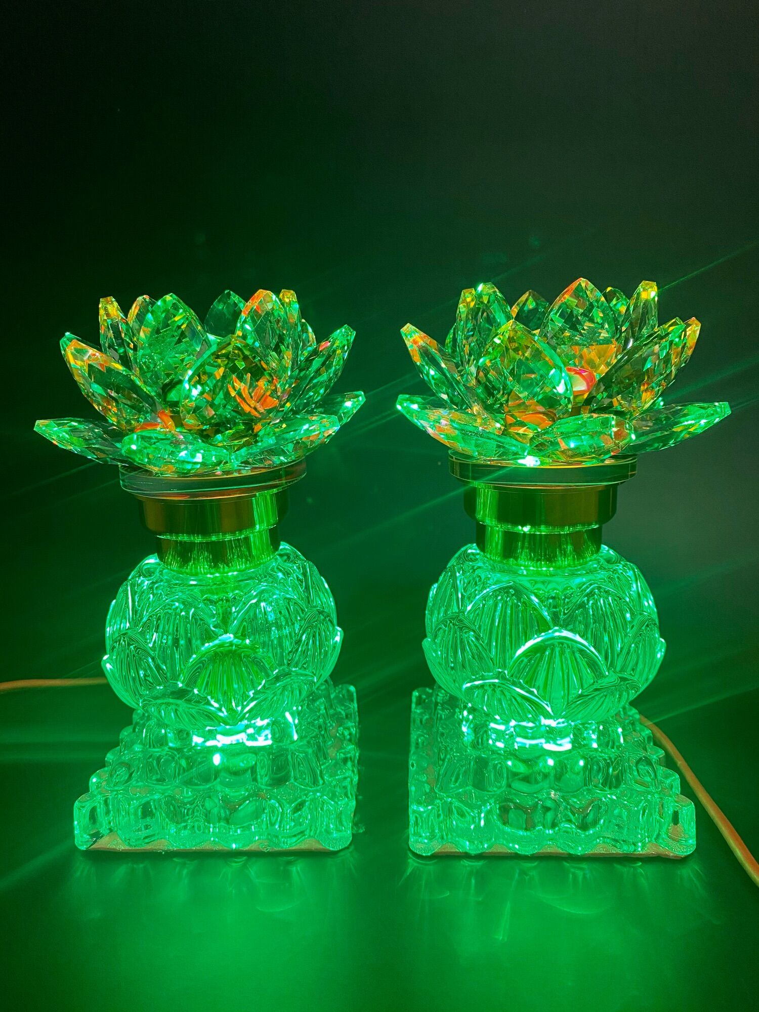 Cặp đèn bàn thờ hoa sen pha lê đổi màu cao 16cm - Thân búp sen pha lê