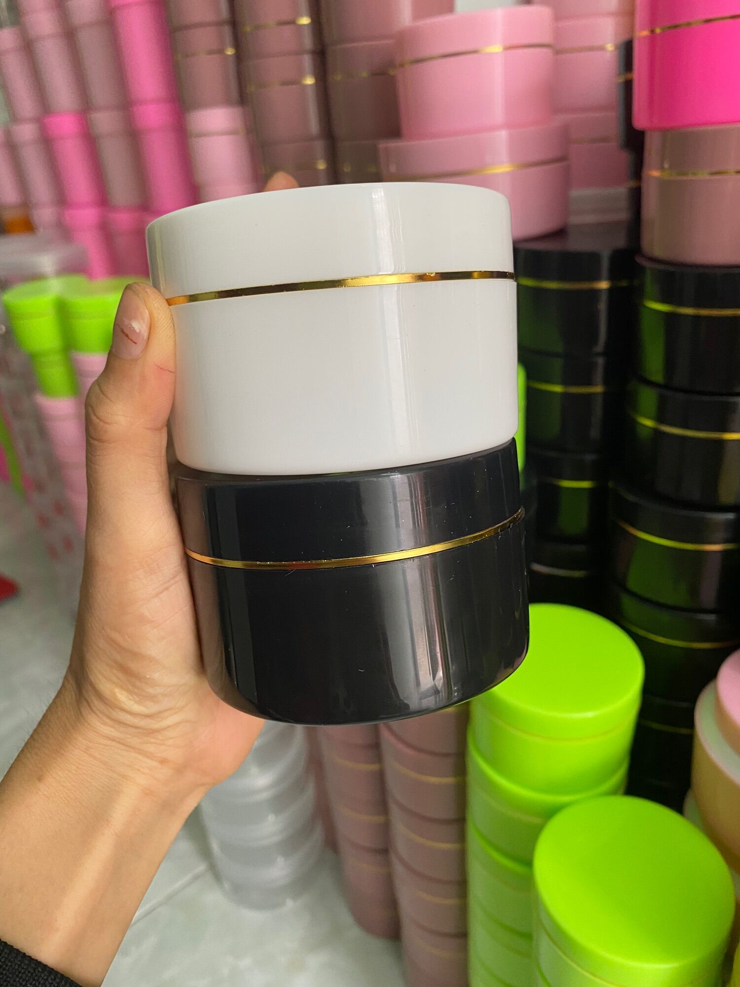 Hủ 100g màu trắng, màu đen-loại tốt