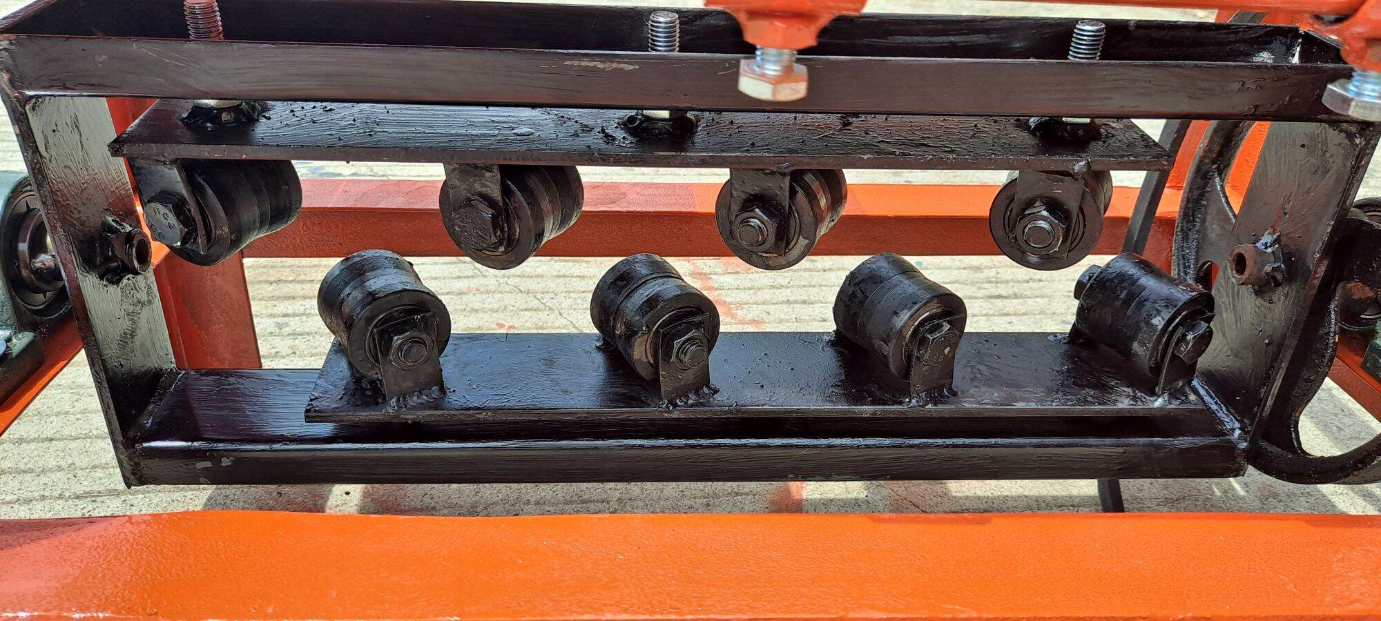 máy duỗi sắt 6,8 con lăn thép