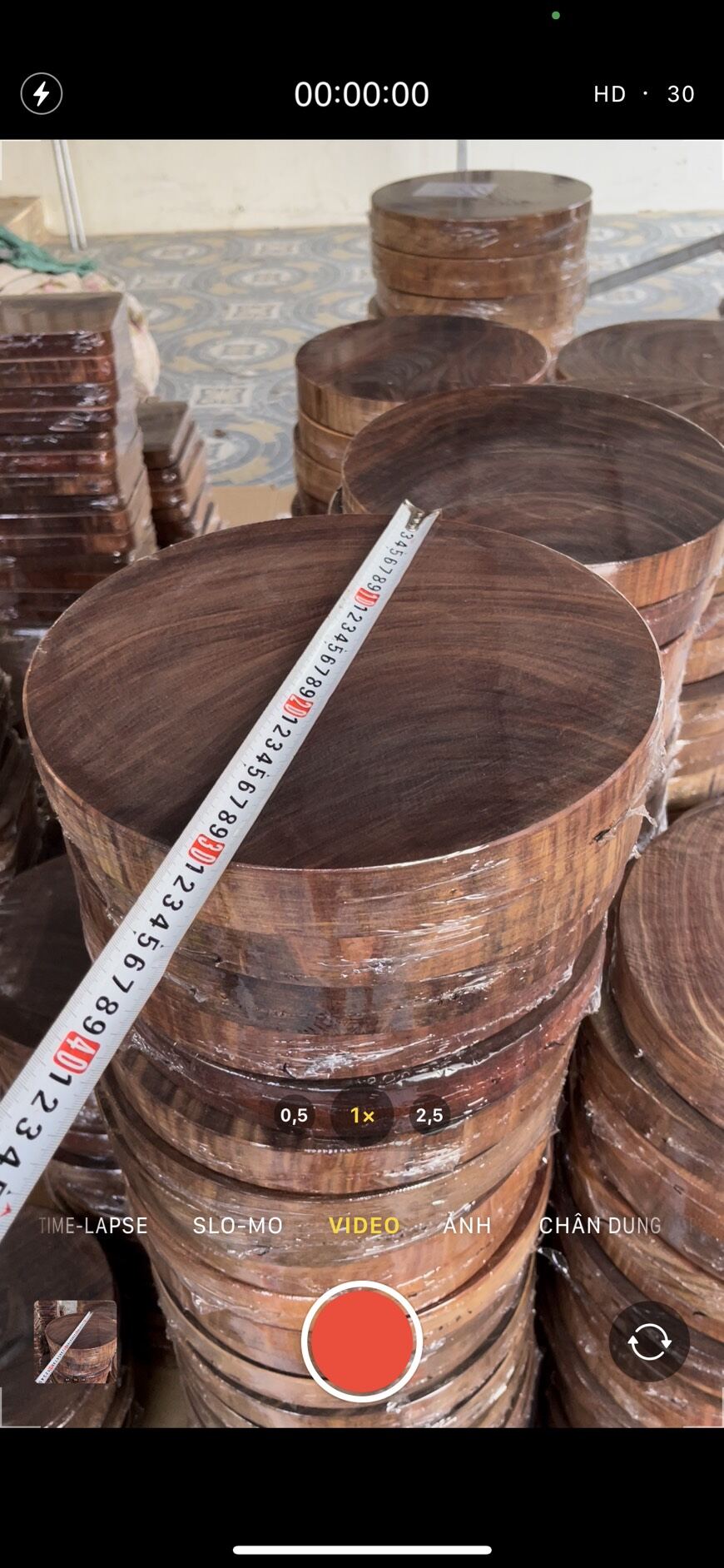 Thớt gỗ nghiến đá Tây Bắc tròn 25*3cm kèm móc treo