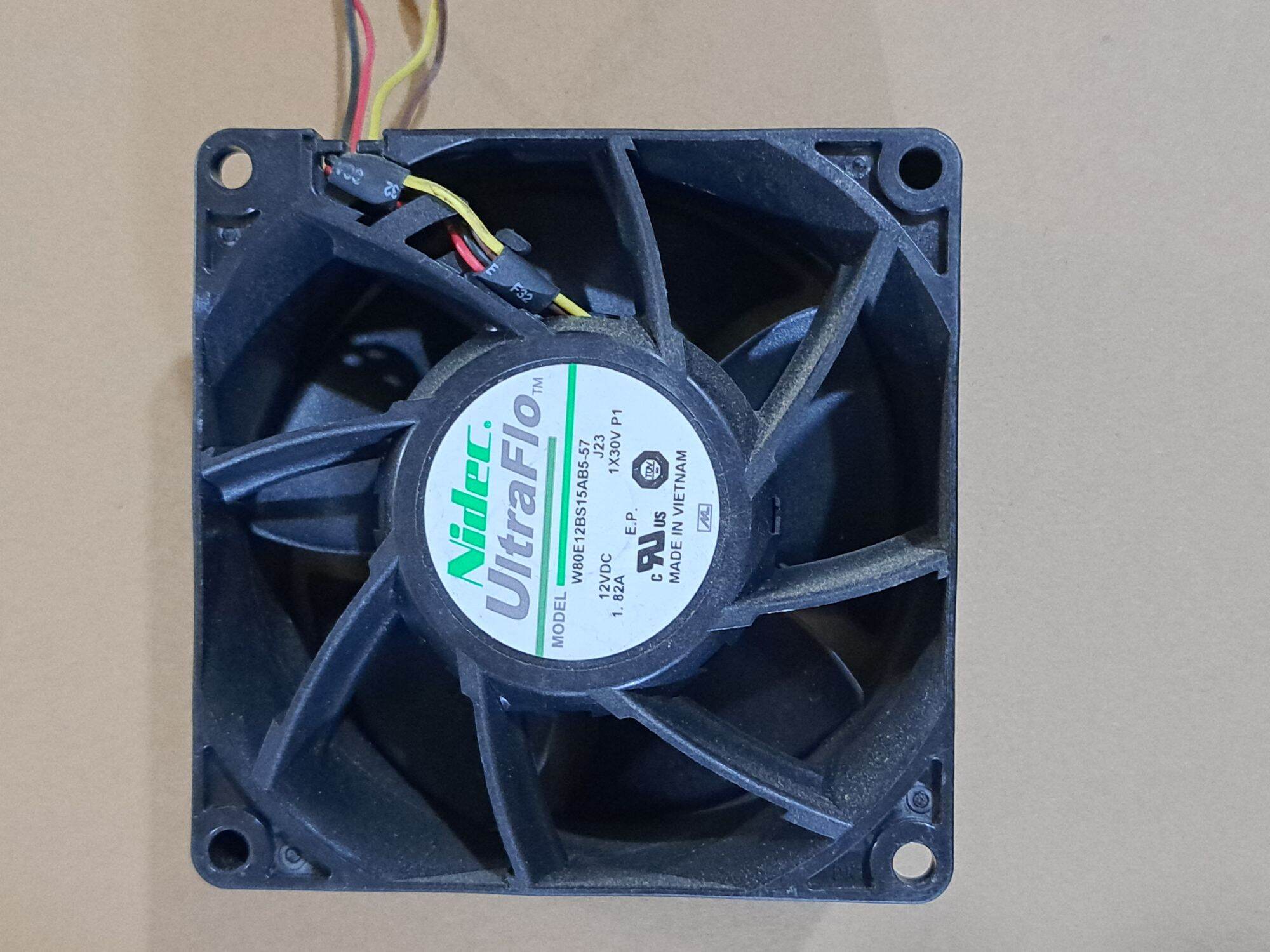 Quạt hút cực mạnh 80mm x 80mm dày 35mm. 12VDC 1,82A. cho phép chạy không nghỉ. hàng tháo máy của Nhật. chất lượng như mới.