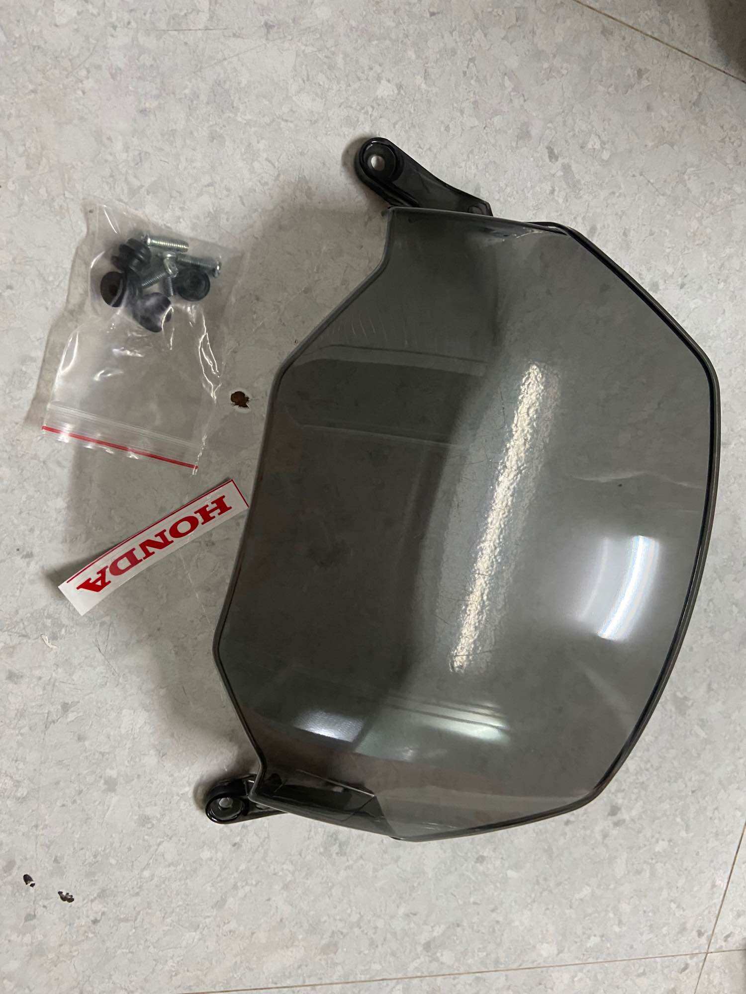 Kính mão chắn gió SH ý tem honda đỏ kèm ốc đầy đủ