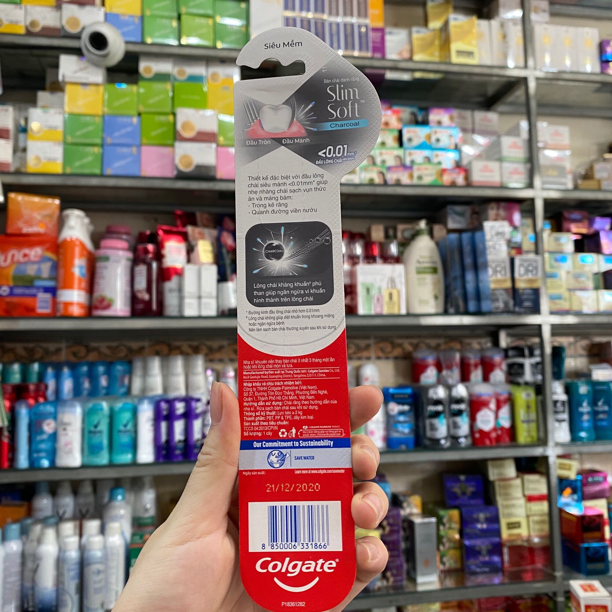 BÀN CHẢI ĐÁNH RĂNG COLGATE MỀM MƯỢT THAN HOẠT TÍNH