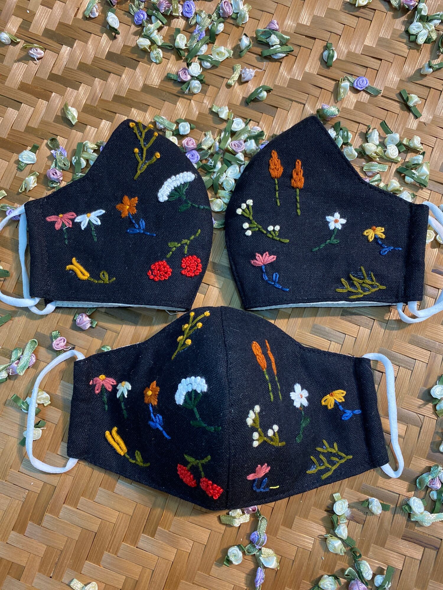 Khẩu trang thêu tay vải linen