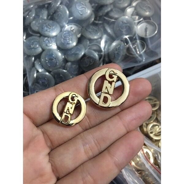 1 nút kim loại 2 size