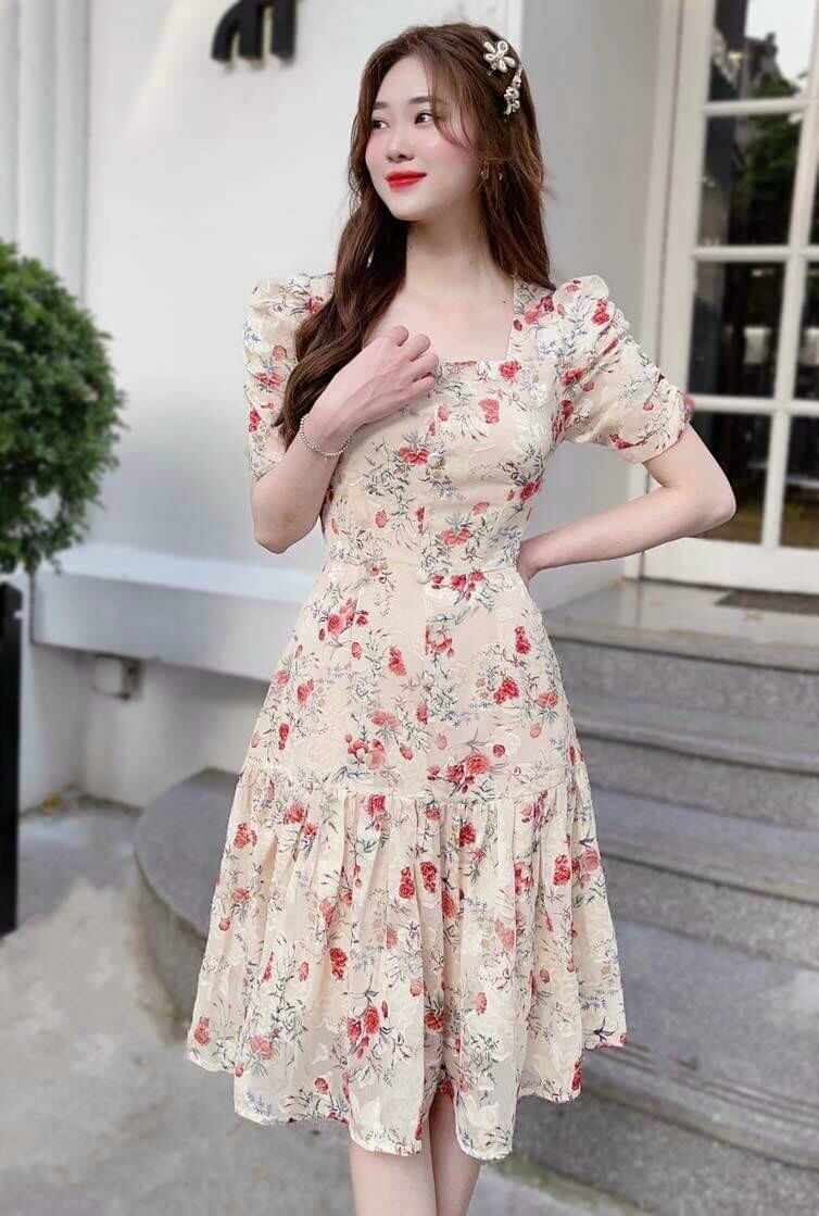 Đầm lụa hoa tay phồng đính nút y hình