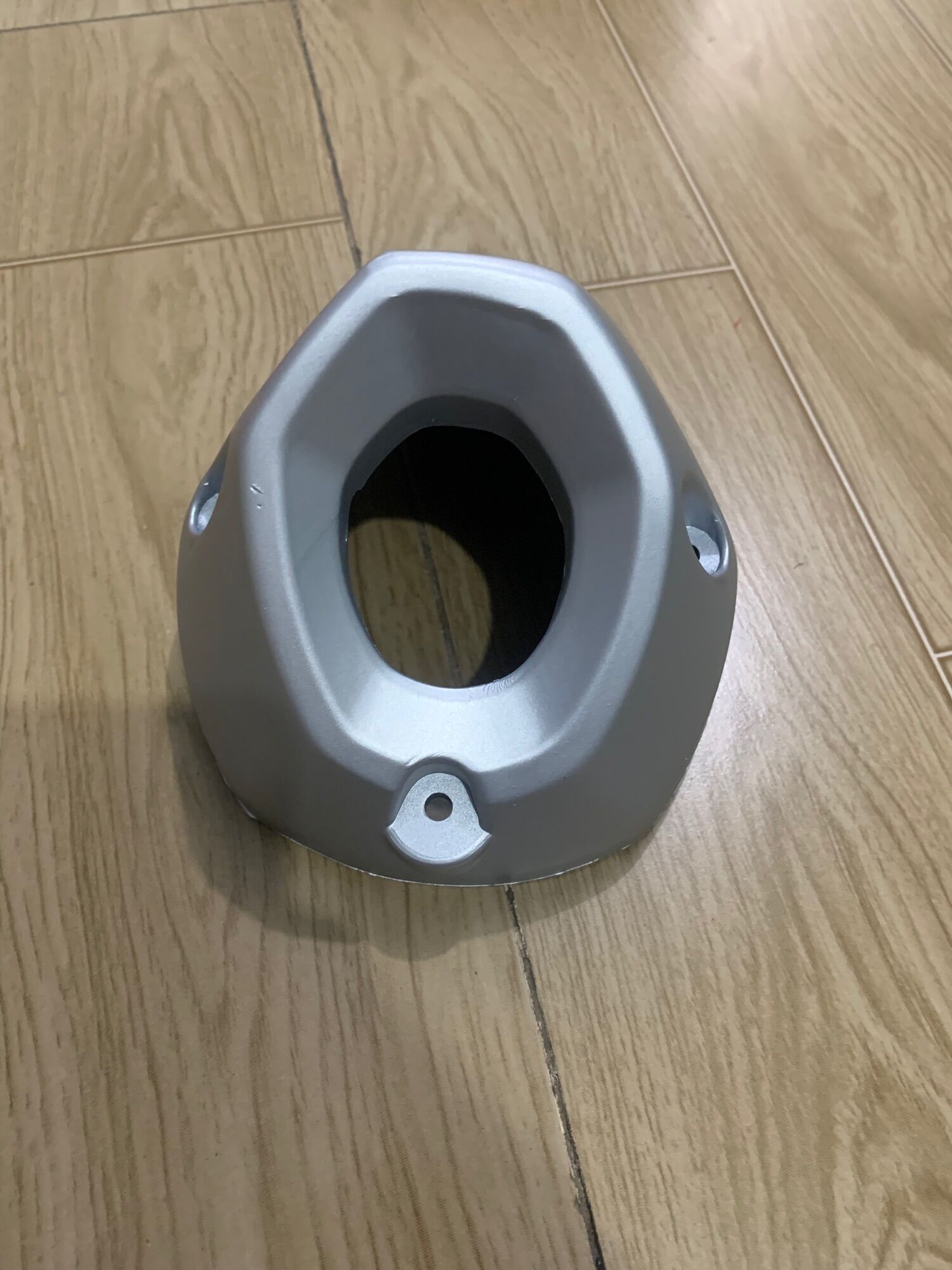 Chụp đích pô xe exciter 155 màu bạc không tem