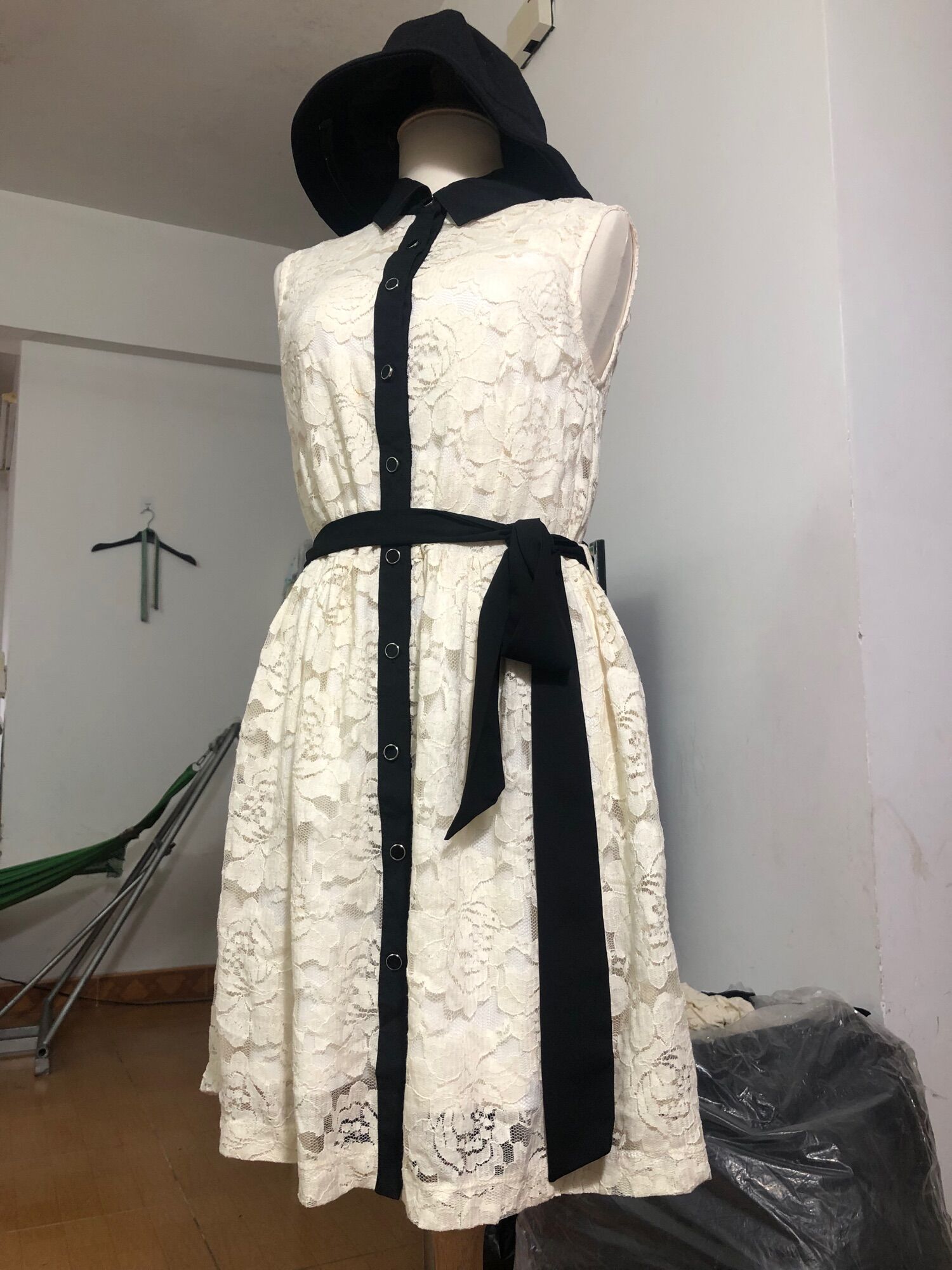 đầm ren vnxk M L form nhỏ màu mỡ gà