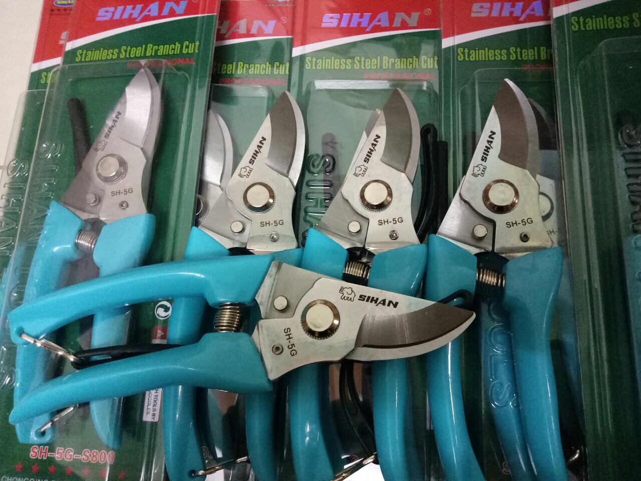 Kéo cắt cây kiểng làm vườn