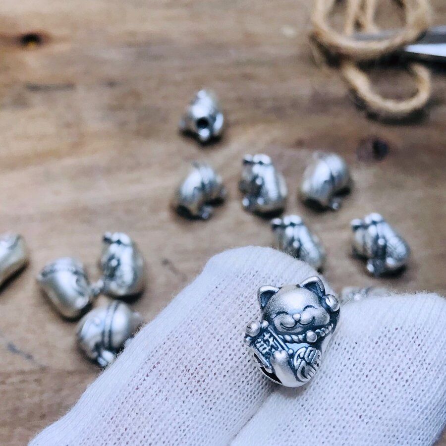 Charm bạc mèo thần tài