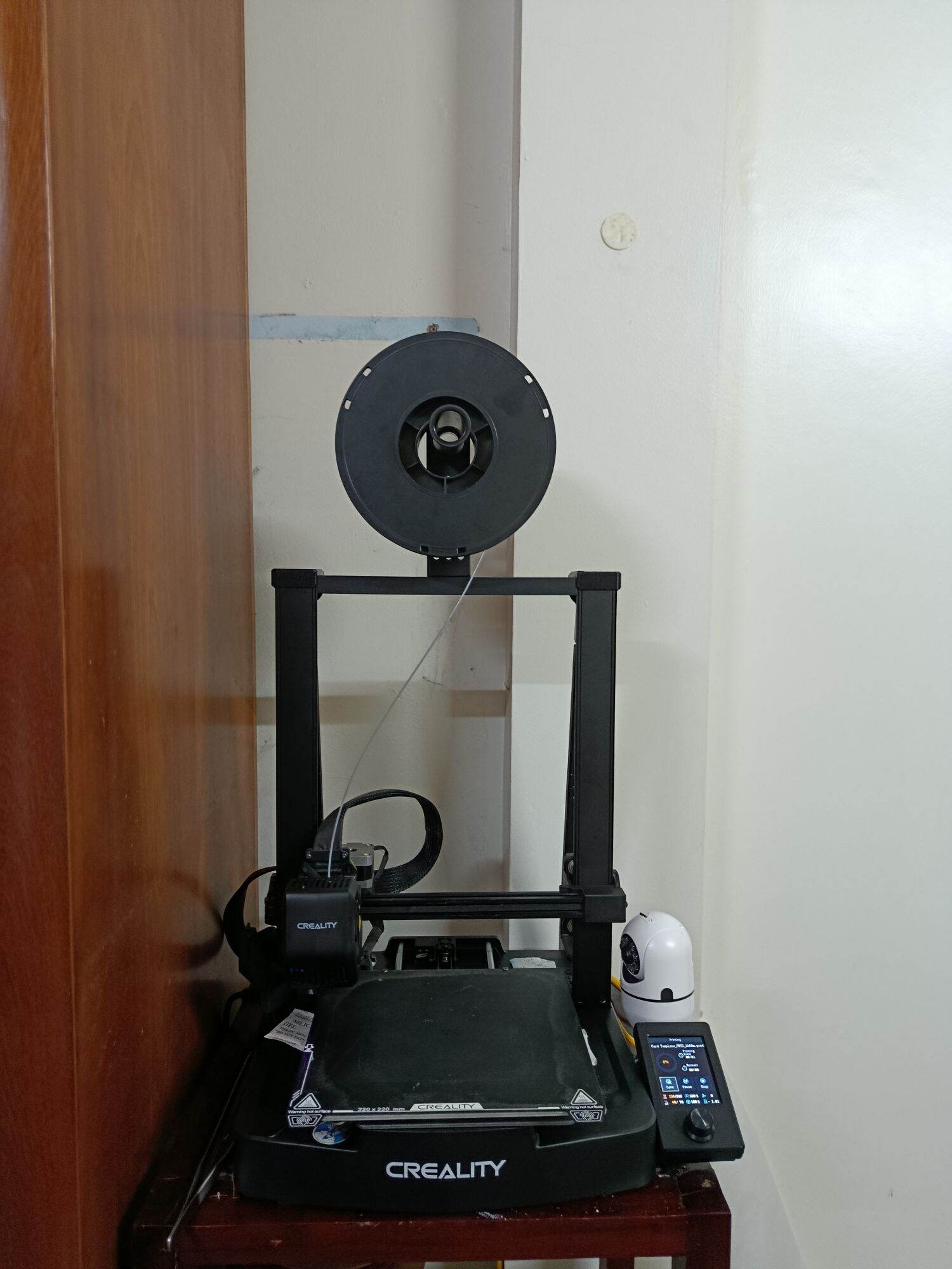 Máy in 3D Creality với cuộn dây nhựa và màn hình cảm ứng