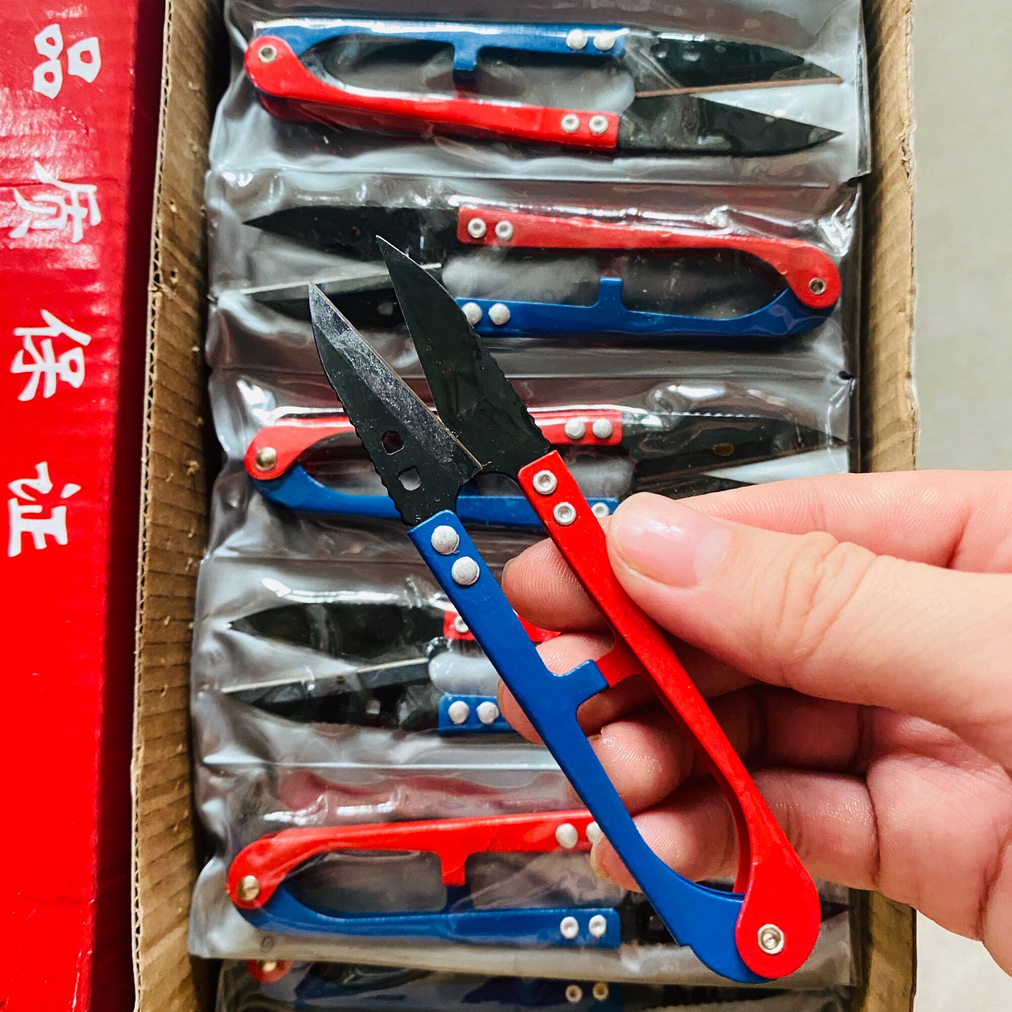 Kéo bấm chỉ răng cưa cán xanh,đỏ-12 cây/1 vỉ