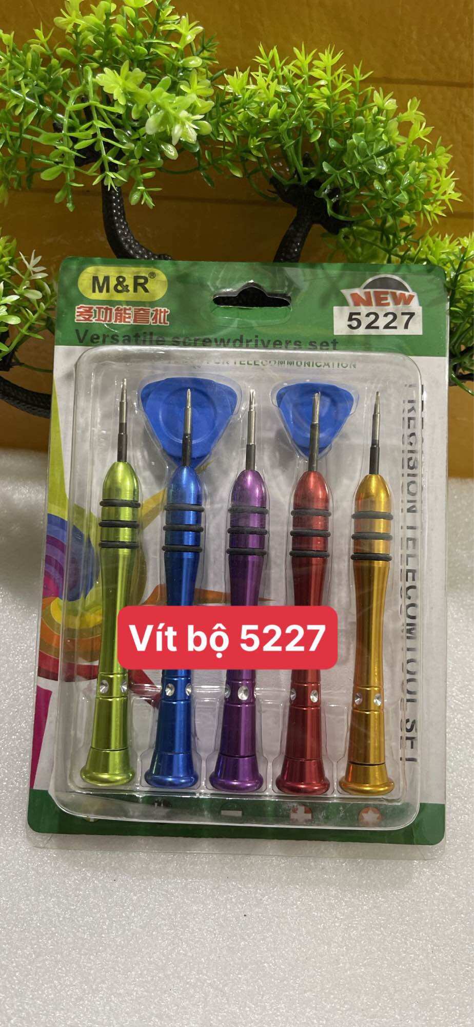 Vít bộ 5 cây của nhà M&R 5227 ••••gồm vít ( sao 0.8 / trụ 2.5 / sao T2 / 4 cạnh 1.5 / 3 cạnh 0.6 )