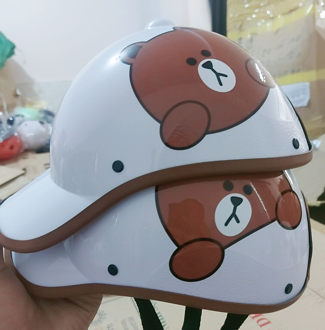 Nón bảo hiểm lưỡi trai  gấu nâu ( kết nữ có lỗ cột tóc)