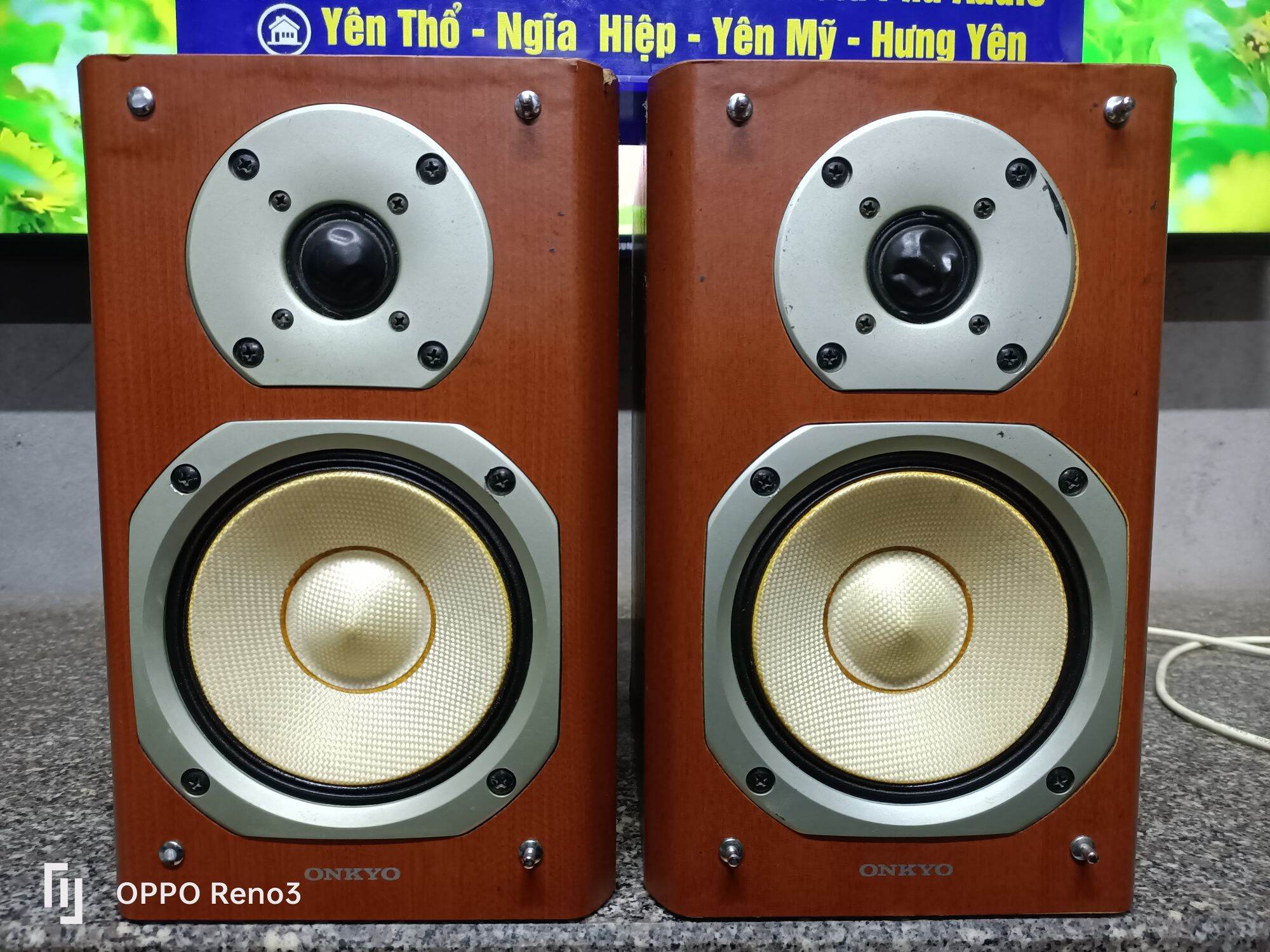 Đôi loa mini cao cấp Onkyo D-N7 nghe nhạc hay nhức nhối. Bao zin tuyệt đối. Loa không có e căng, hìn