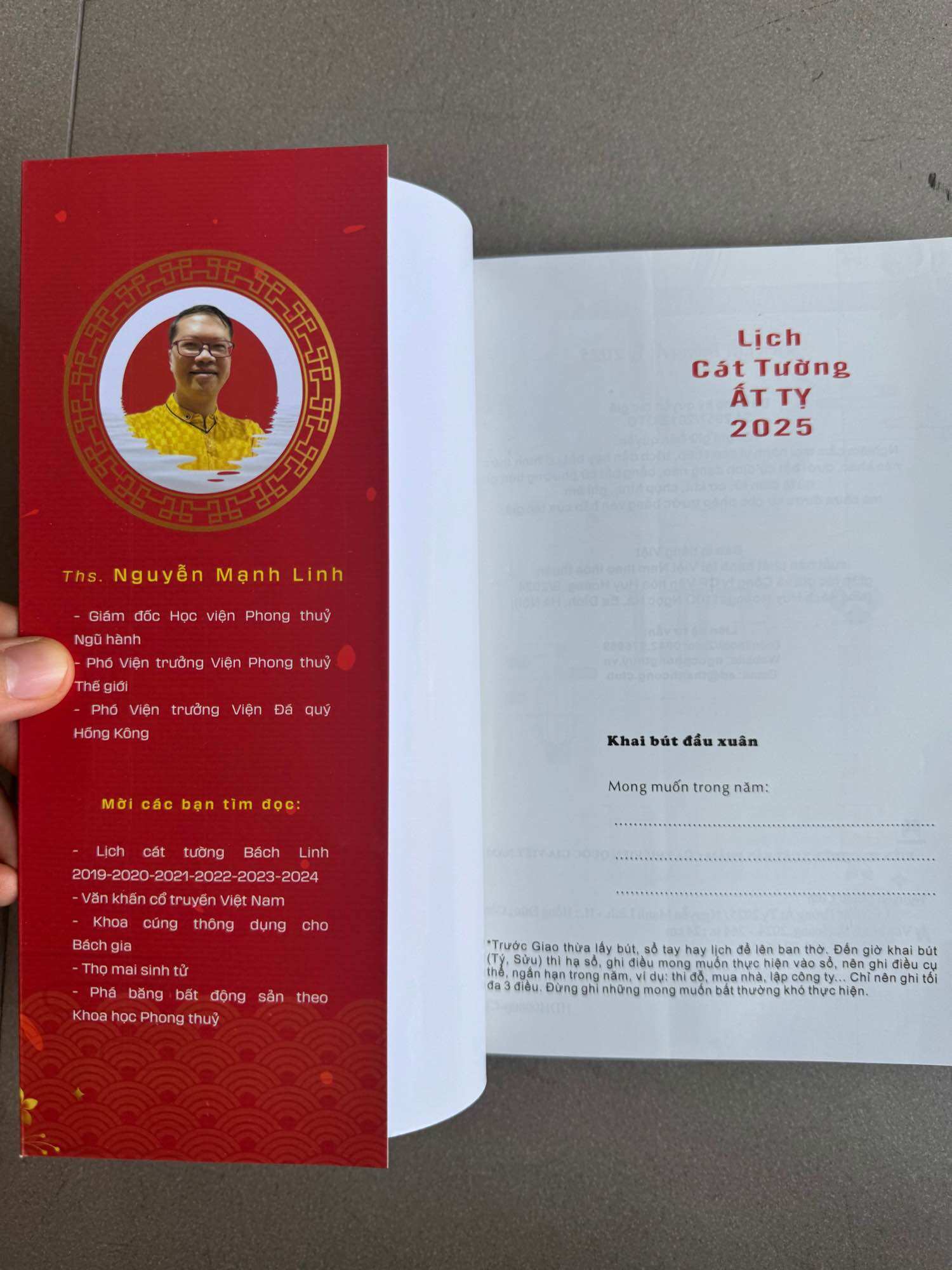 Lịch cát tường 2025 Ất tỵ giá bìa 120k