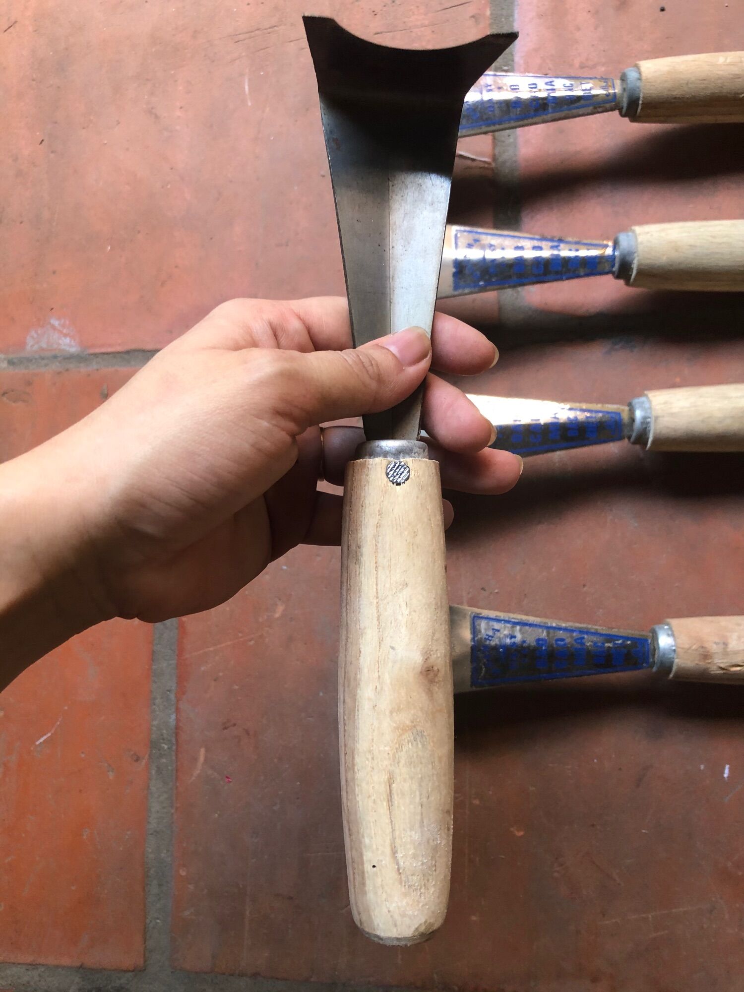 cạo mía cầm tay chuôi gỗ