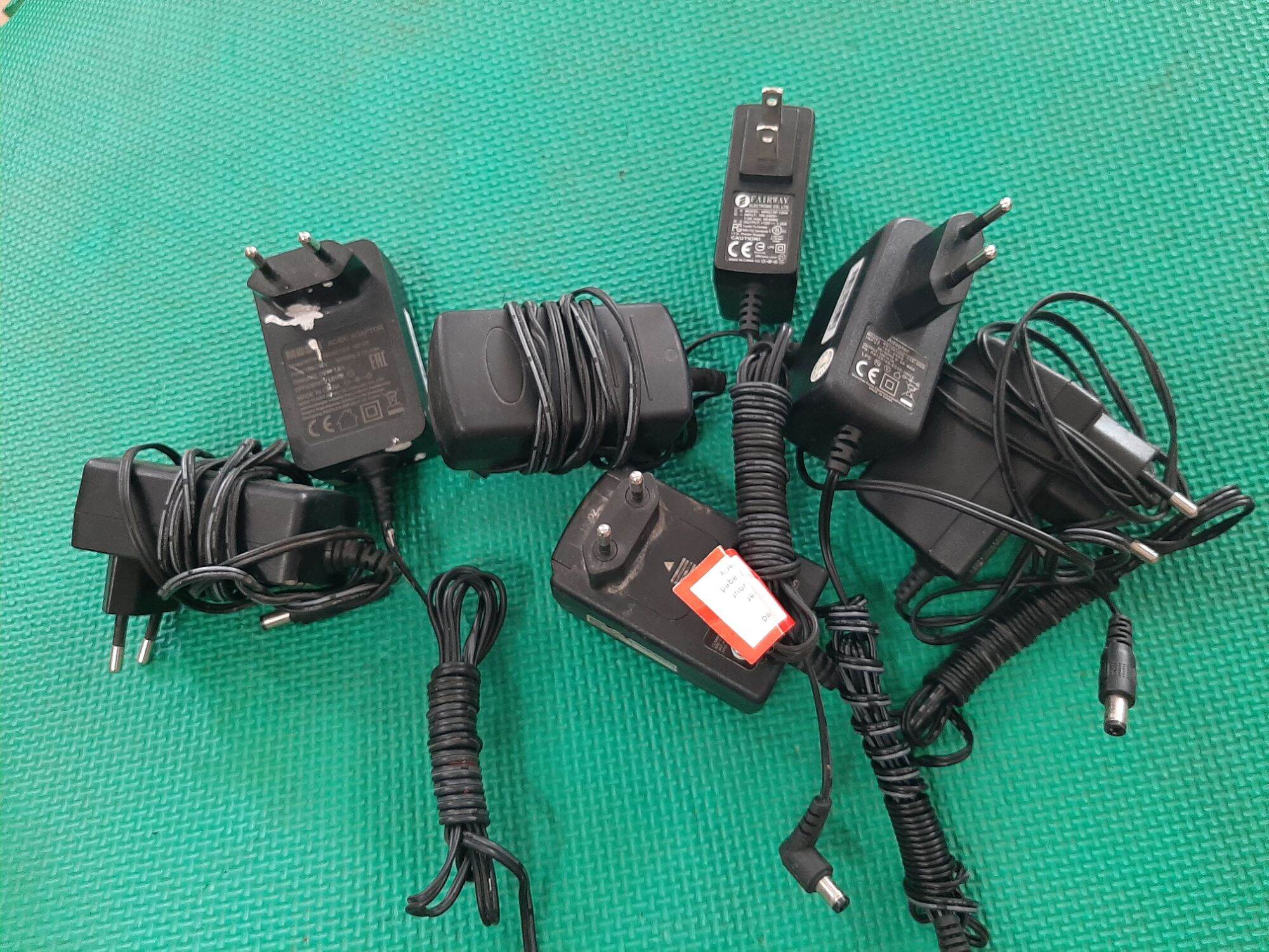 10 cục 12v 1a đầu 5.5 ly lỗ trong 2.1 ly sài tốt. giá 10 cục