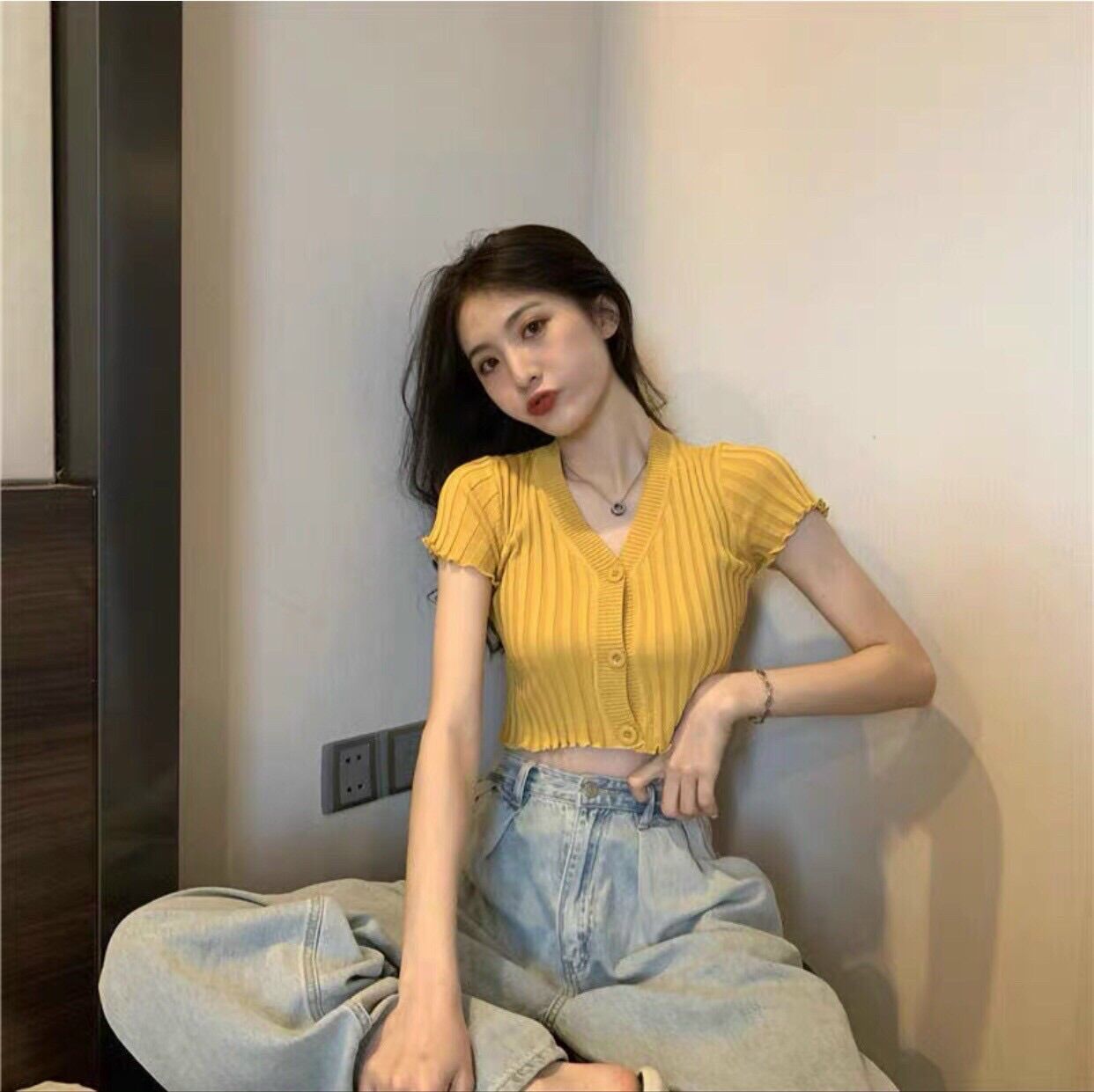 Áo len nữ cộc tay cài khuy dáng croptop