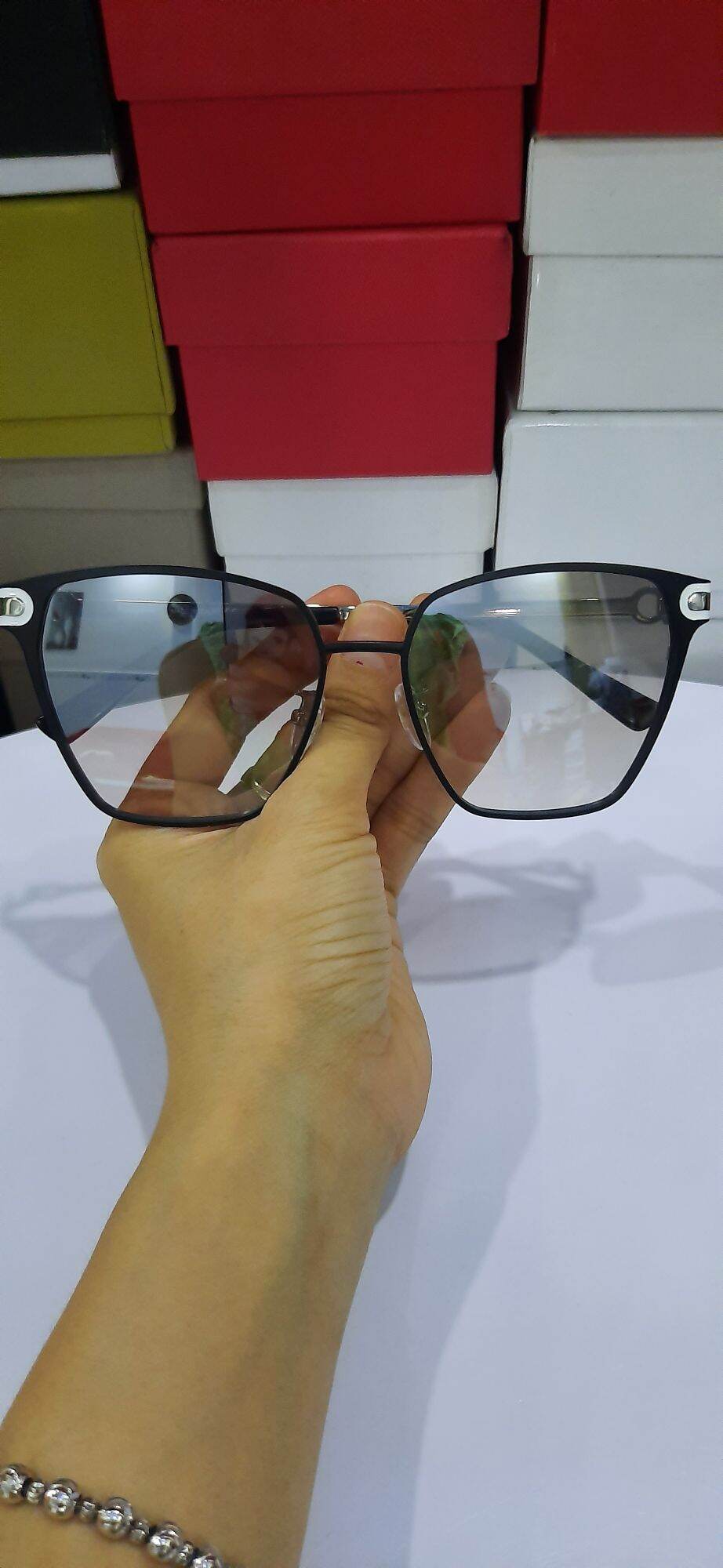 Kính si hiệu Ferragamo