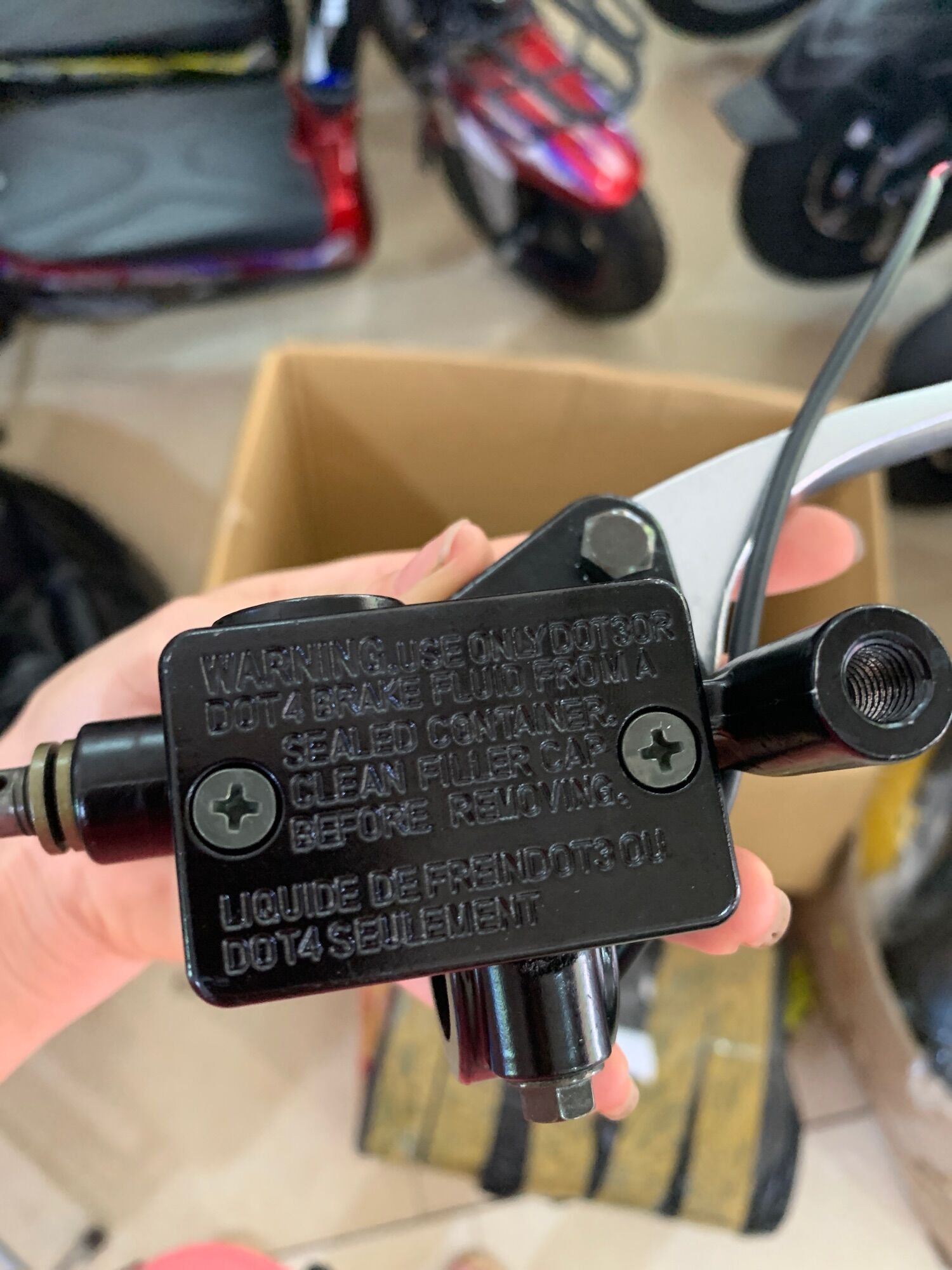 Củ dầu phanh  trên xe điện Vespa