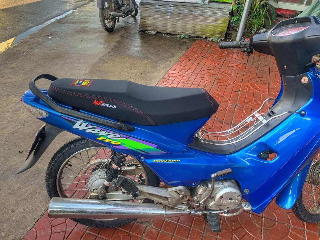 Small 2-Storey Wave-Shaped Saddle. Wave A110 Tq. There Are Foam and Leather Saddle Pads.