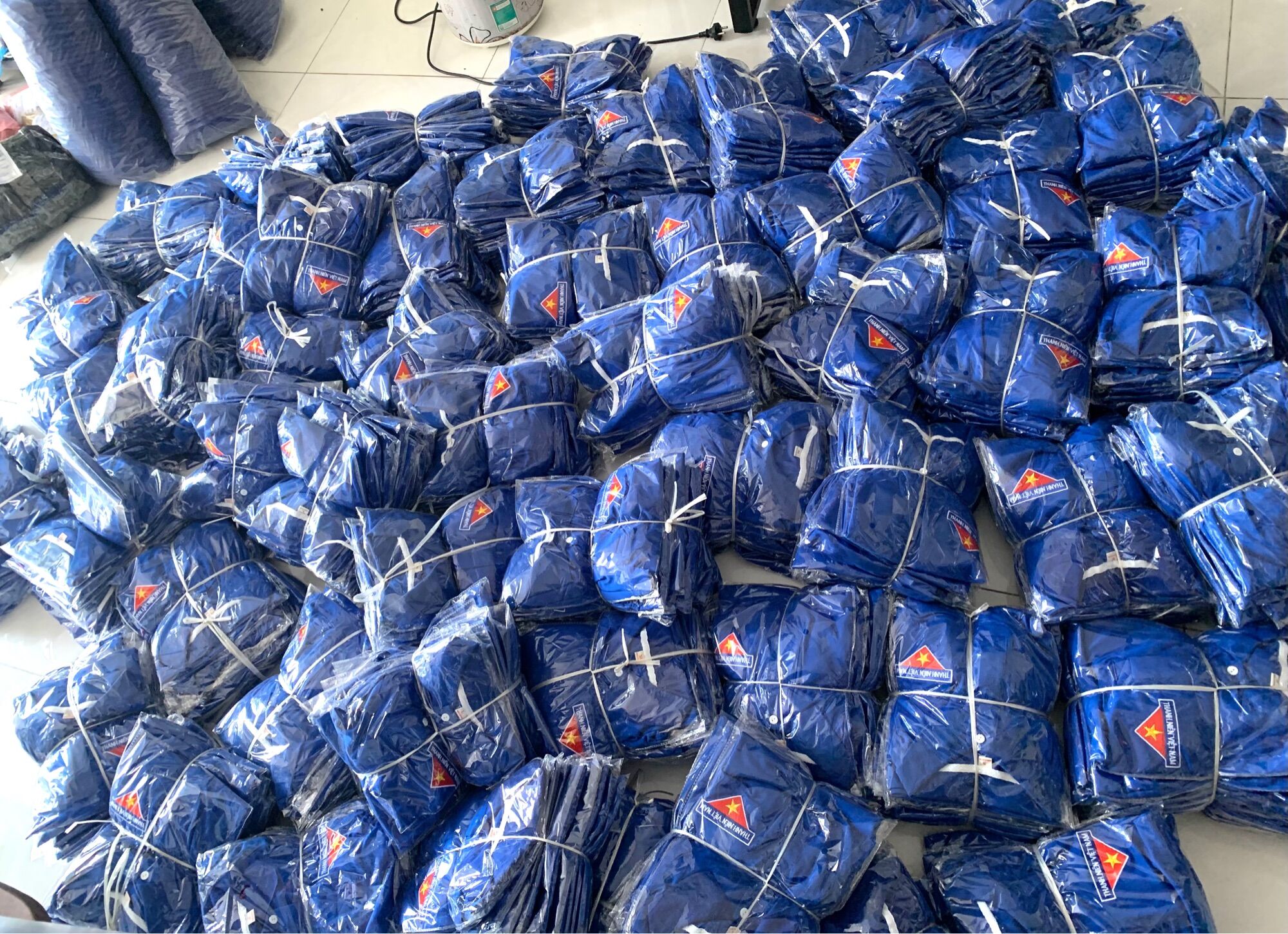 ÁO THUN ĐOÀN CHẤT POLY LOGO THÊU CO GIÃN 4 CHIỀU